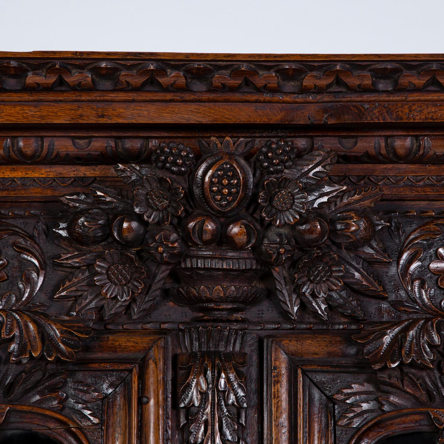 Geschnitzter Eichenschrank „Cabinet a Deux Corp“, Mitte des 18. Jahrhunderts, Französisch (Eichenholz) im Angebot