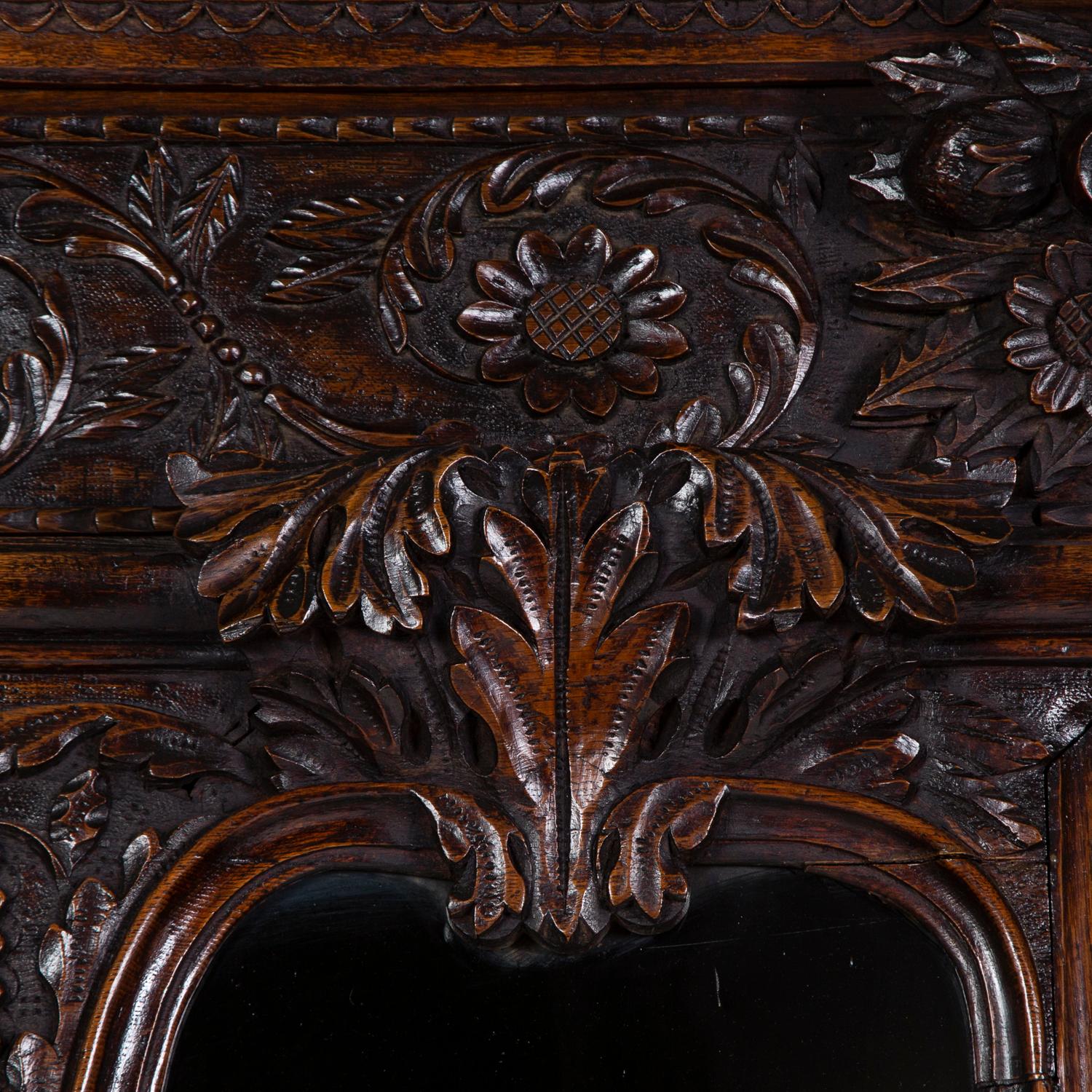 Geschnitzter Eichenschrank „Cabinet a Deux Corp“, Mitte des 18. Jahrhunderts, Französisch im Angebot 1