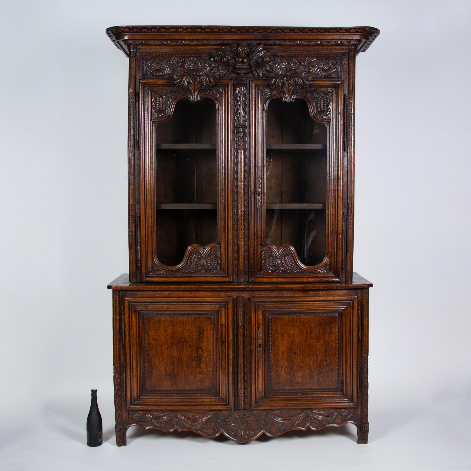 Geschnitzter Eichenschrank „Cabinet a Deux Corp“, Mitte des 18. Jahrhunderts, Französisch im Angebot 5