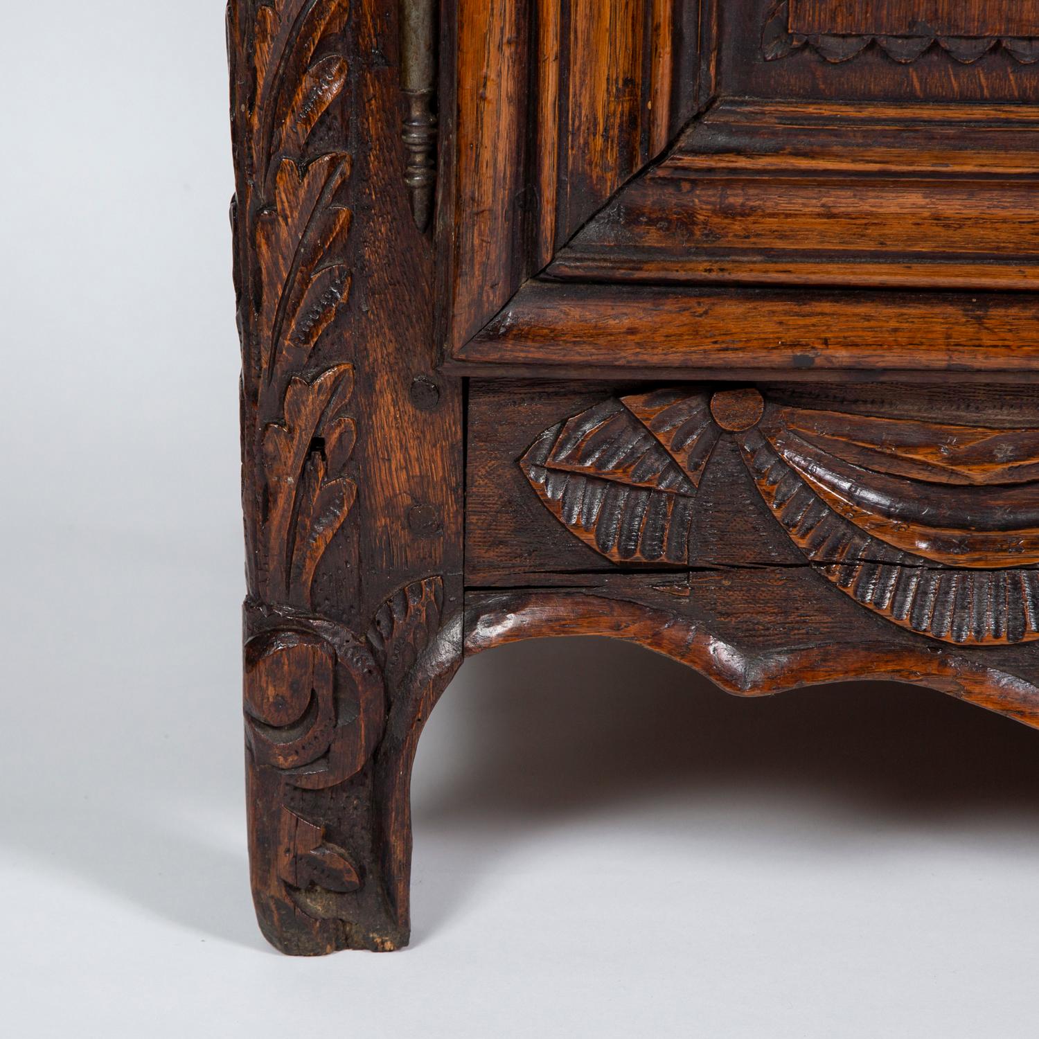 Geschnitzter Eichenschrank „Cabinet a Deux Corp“, Mitte des 18. Jahrhunderts, Französisch im Angebot 7