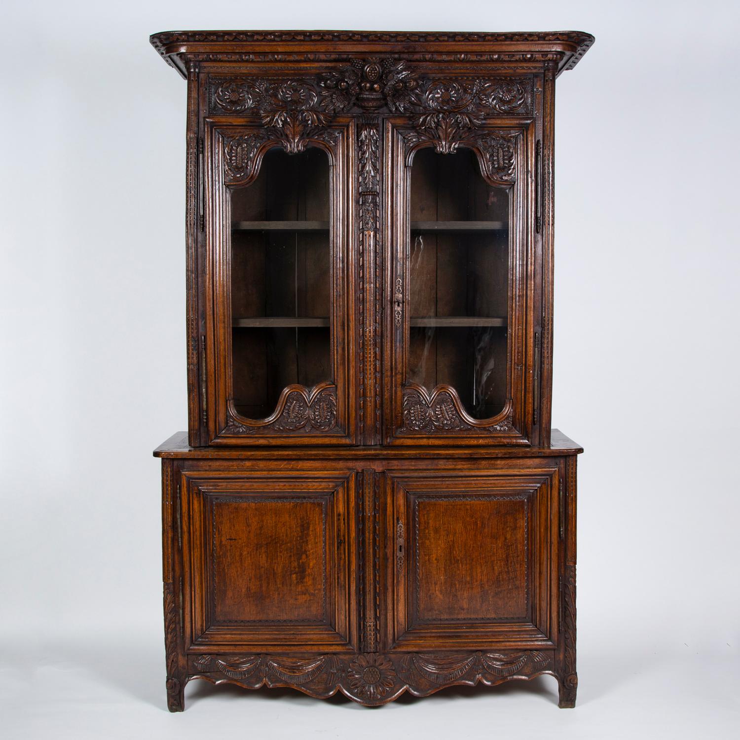 Geschnitzter Eichenschrank „Cabinet a Deux Corp“, Mitte des 18. Jahrhunderts, Französisch im Zustand „Gut“ im Angebot in London, GB