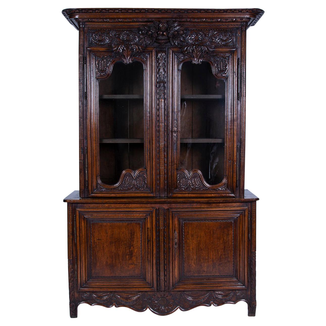 Cabinet in Oak intagliato "Cabinet a Deux Corp", metà del XVIII secolo, Francia