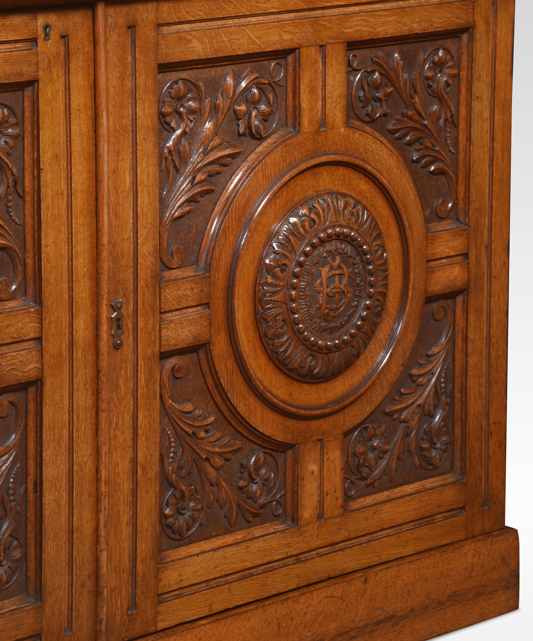 Carved oak Cabinet In Good Condition For Sale In Cheshire, GB