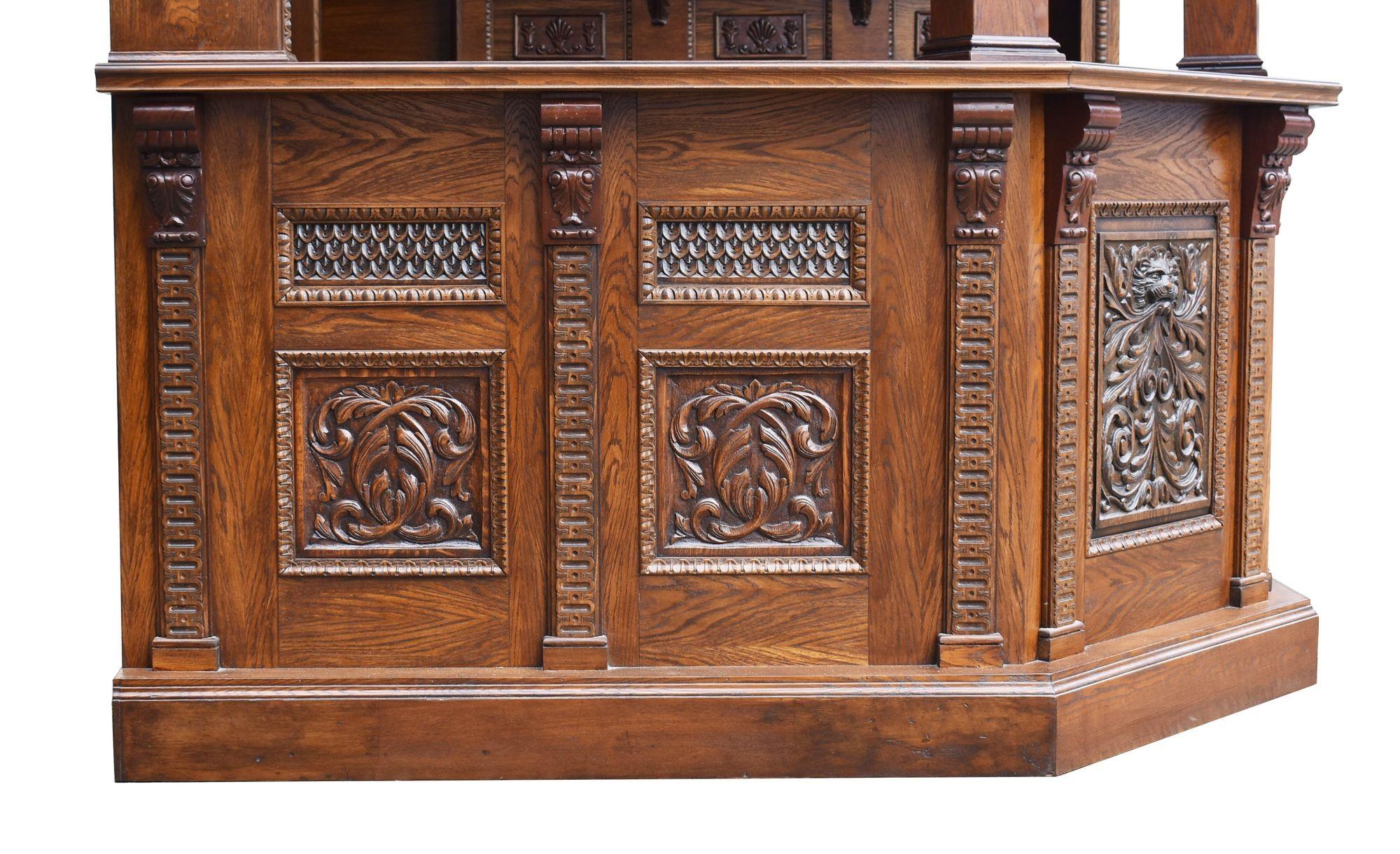 Carved Oak Canted Corner Bar In Excellent Condition In Chelmsford, Essex
