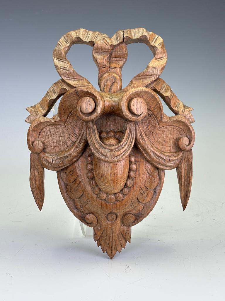 Cartouche di Oak intagliato in stile Luigi XV, circa 1880

Questo bellissimo cartiglio in legno di quercia intagliato, eseguito nell'elaborato ed elegante stile Luigi XV, è un superbo esempio di artigianato della fine del XIX secolo. Il pezzo