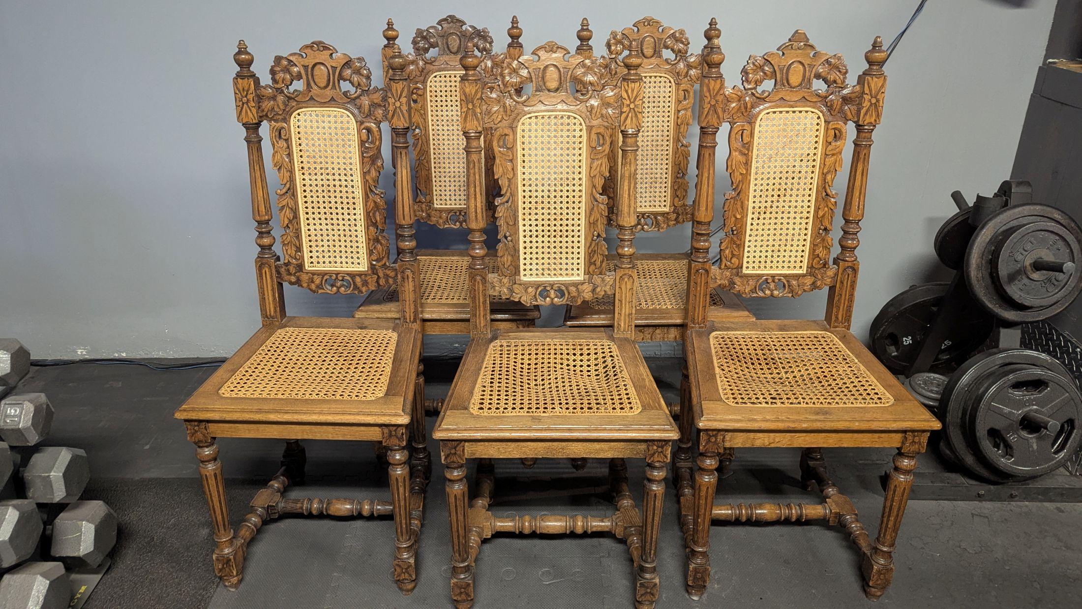 Set di 6 sedie in Oak intagliate in vendita 4