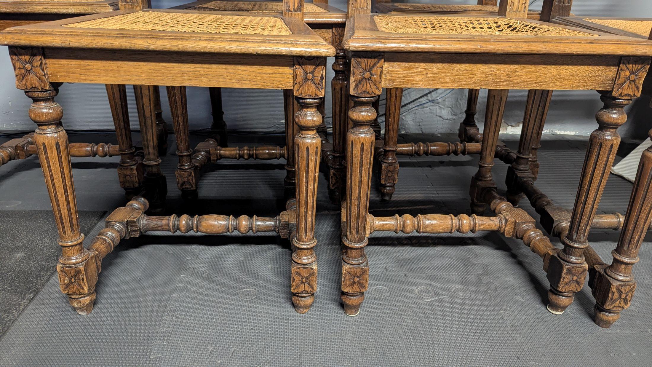 Set di 6 sedie in Oak intagliate in vendita 9