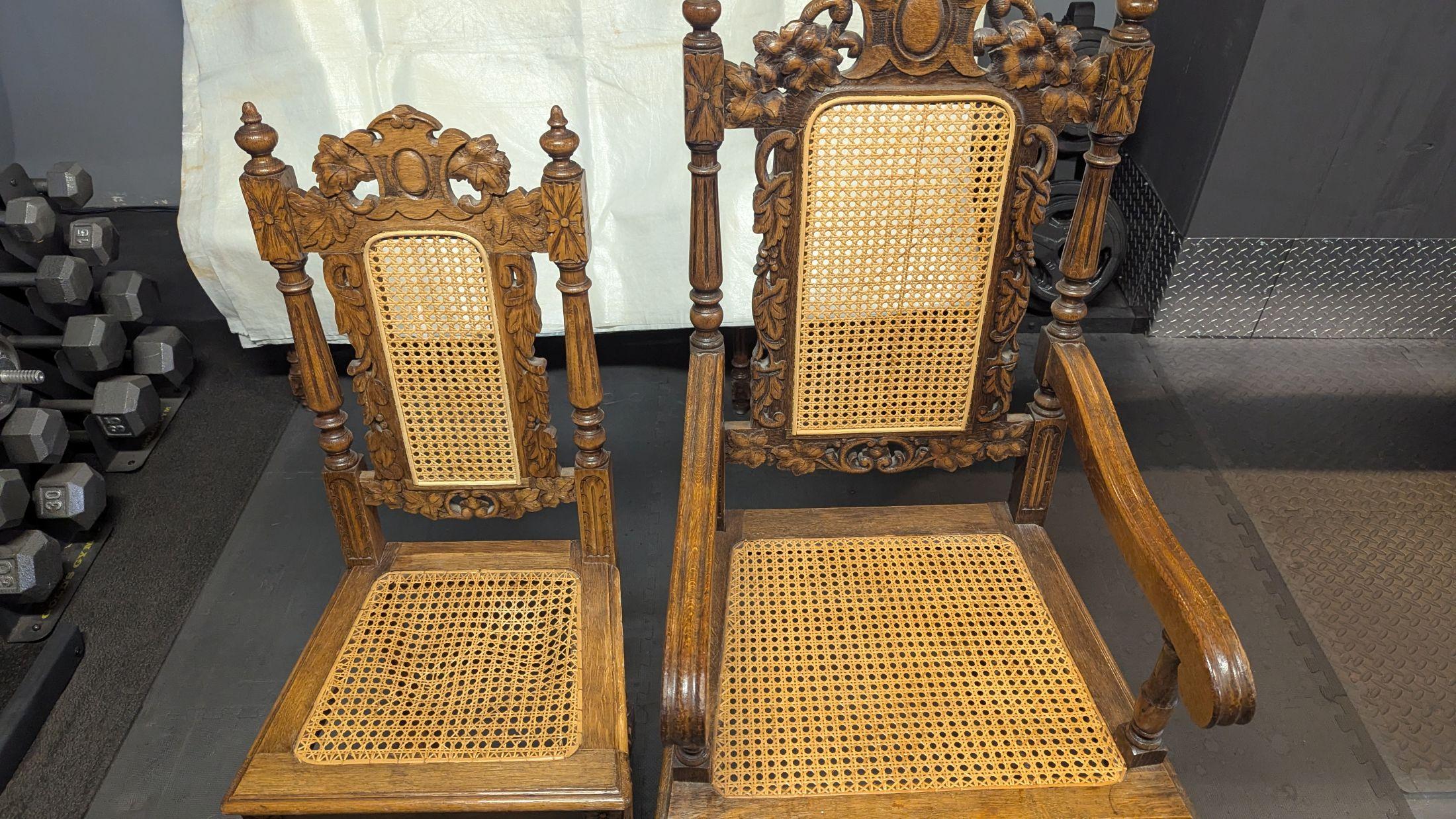 Set di 6 sedie in Oak intagliate in vendita 1