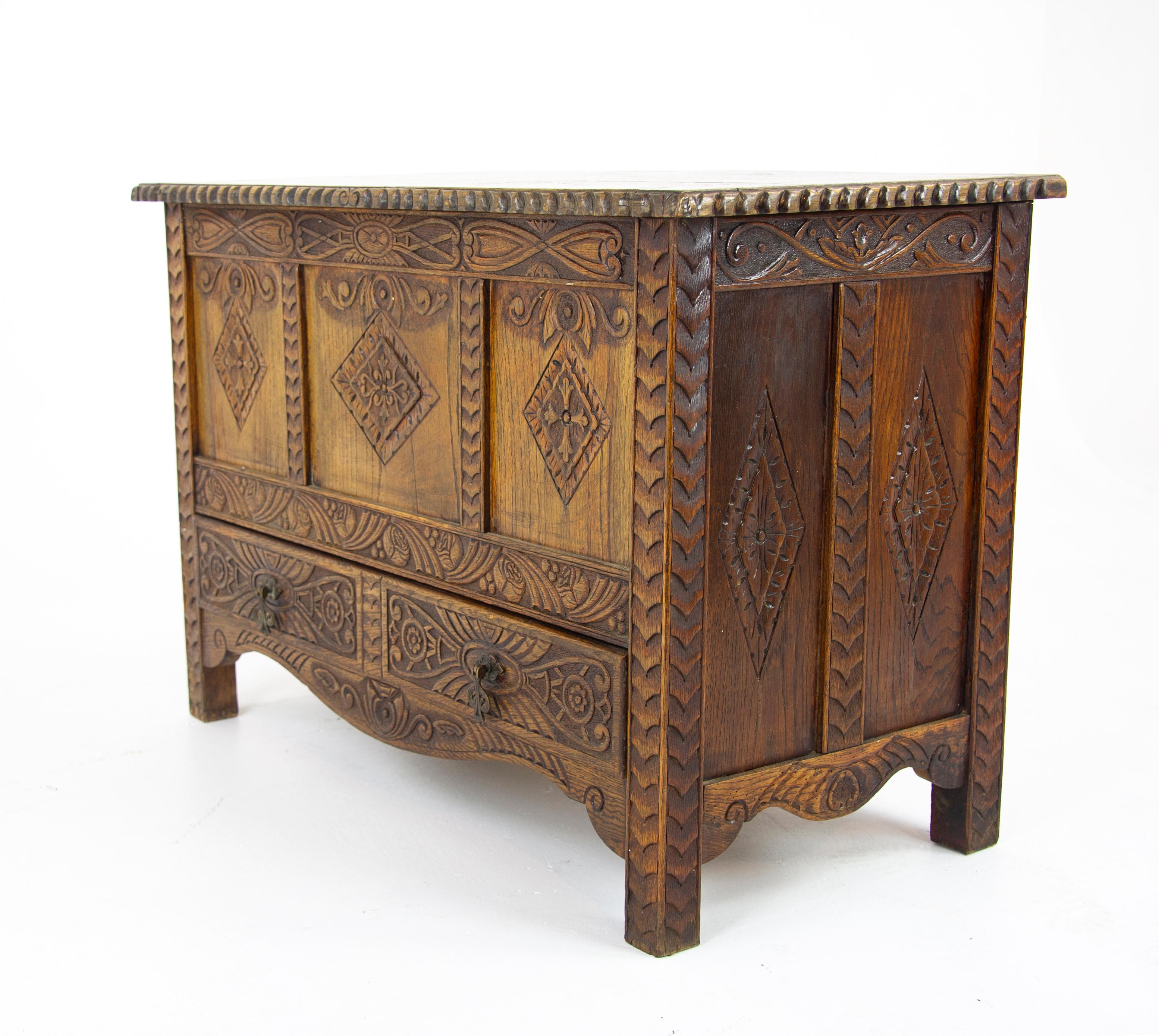 Carved Oak Chest, Oak Blanket Box, Carved Trunk, Oak Coffer, Chest, B1278 im Zustand „Gut“ in Vancouver, BC