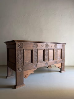 Aparador Arcón de Roble Tallado, Siglo XVIII