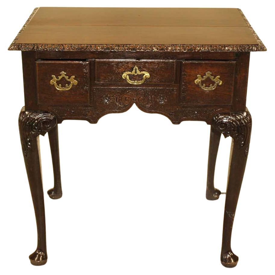 Lowboy Chippendale in Oak intagliato