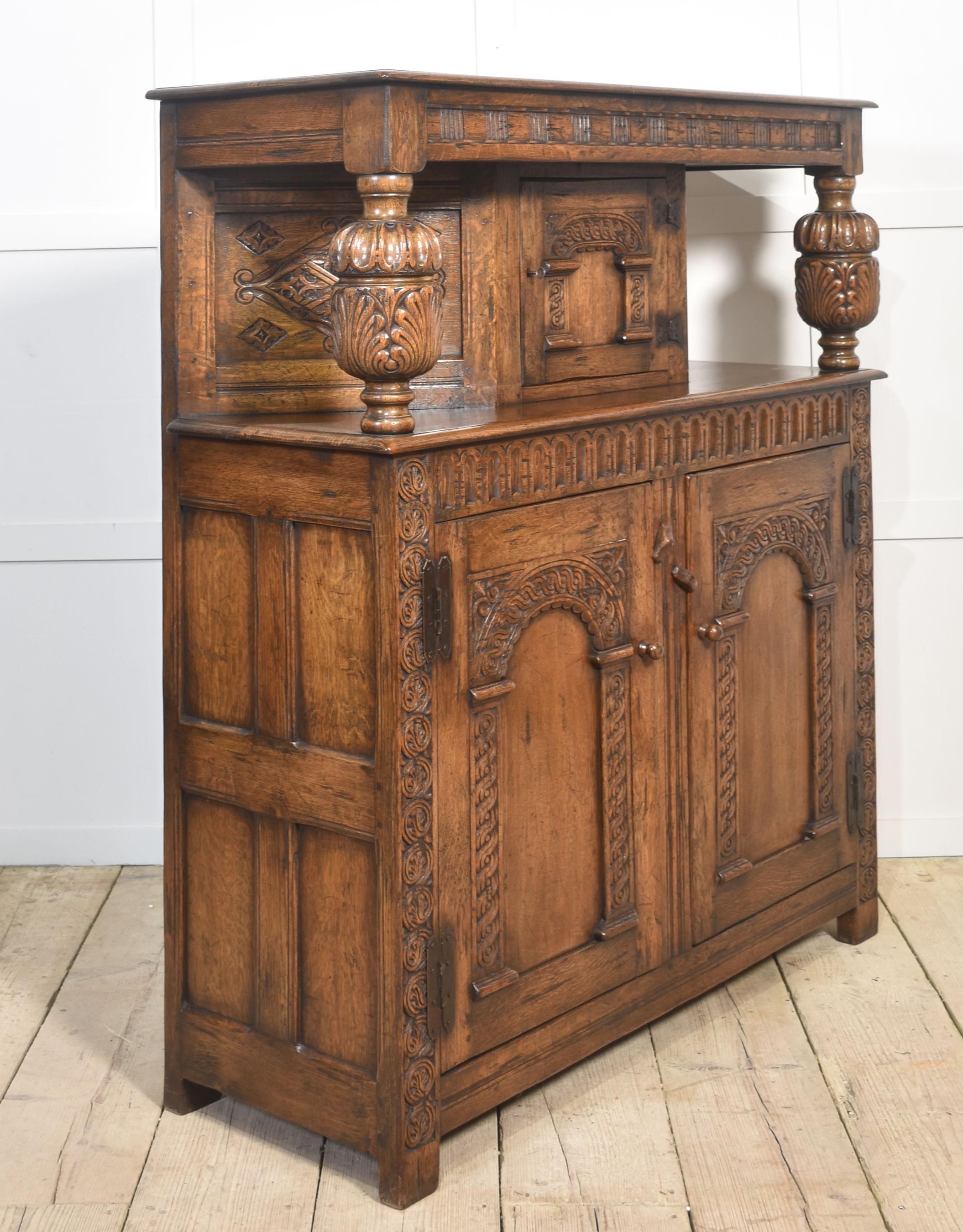 Armoire de cour en chêne sculpté en vente 4