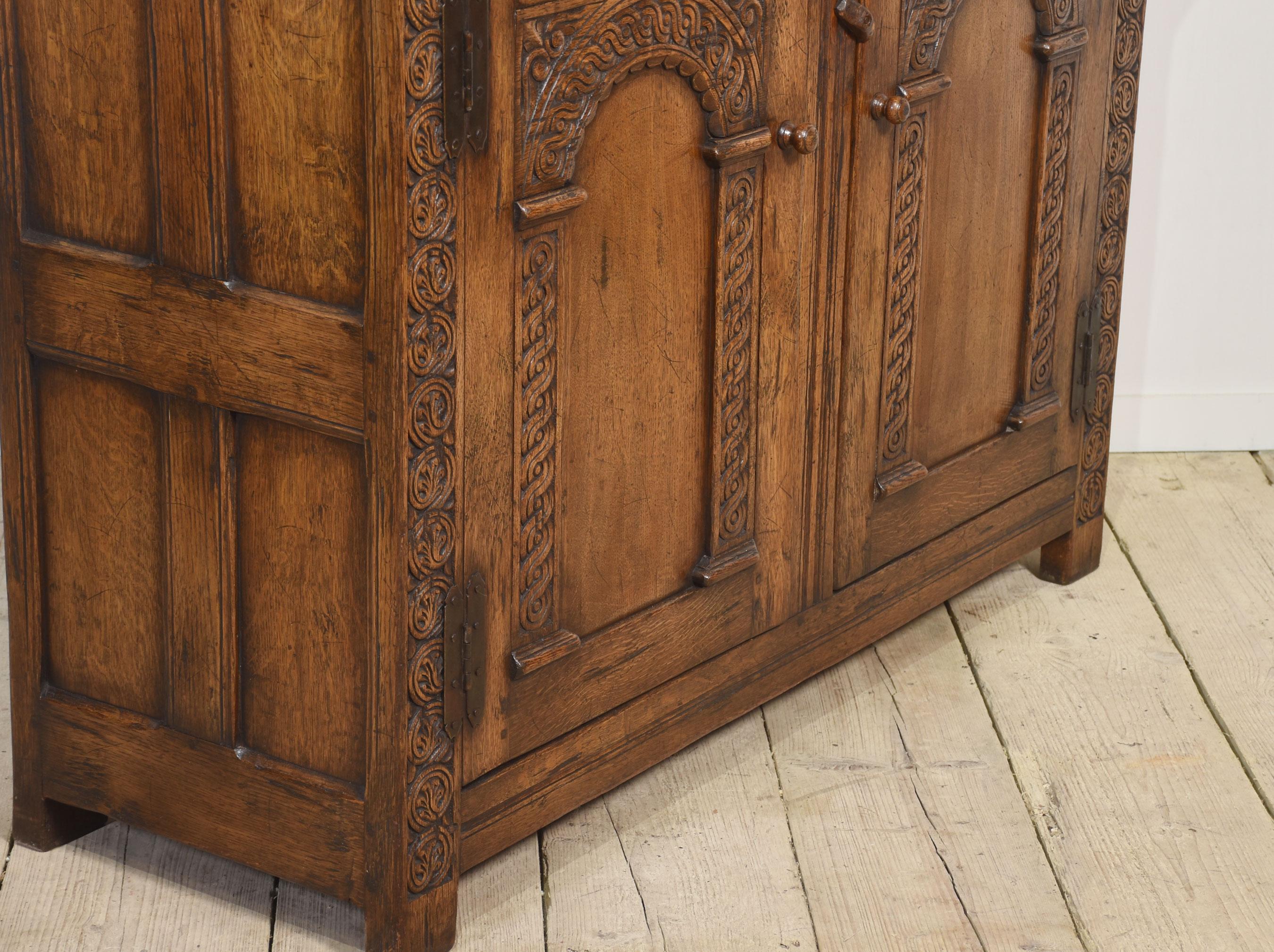 Armoire de cour en chêne sculpté en vente 5