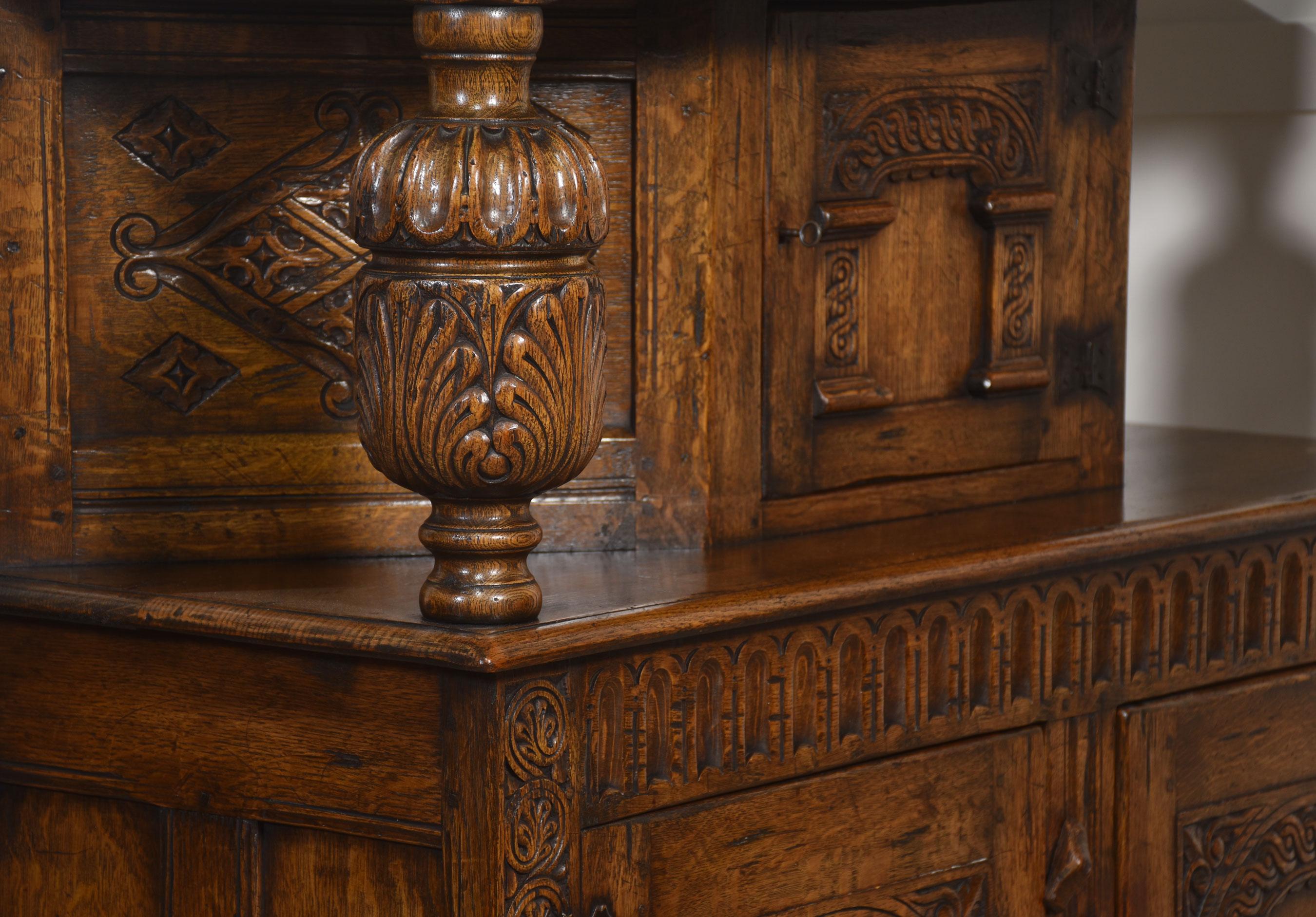 Armoire de cour en chêne sculpté en vente 6