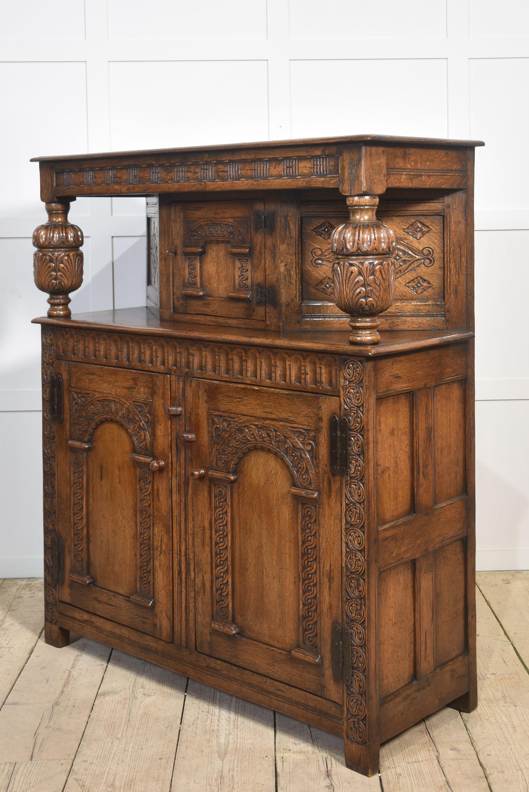 Armoire de cour en chêne sculpté en vente 7