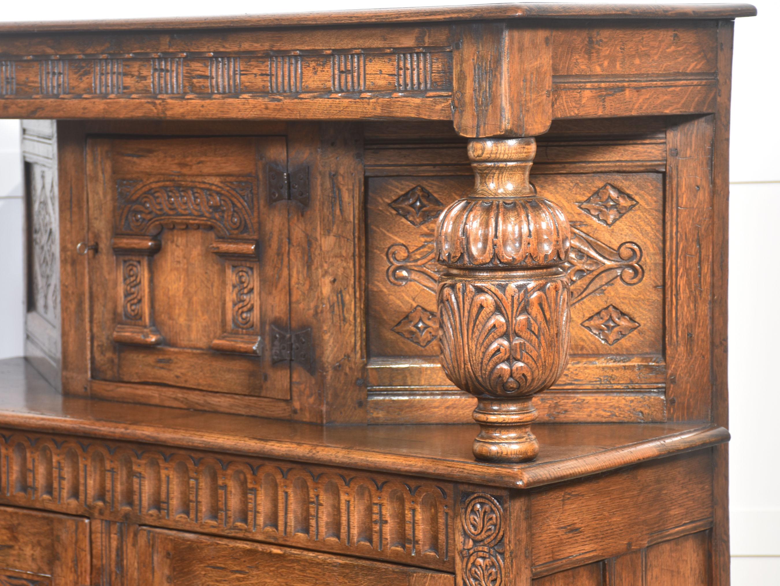 Armoire de cour en chêne sculpté en vente 8
