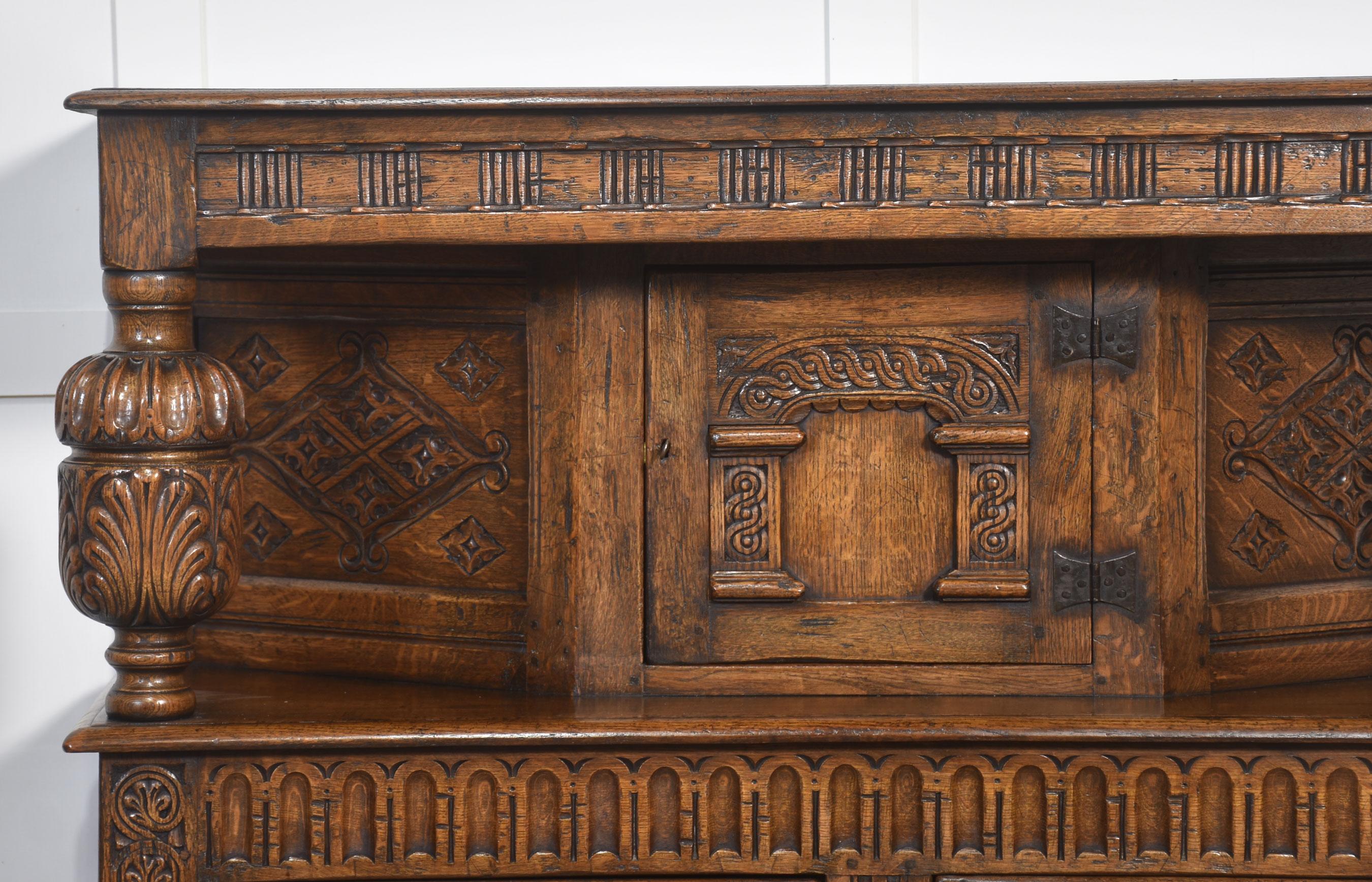 Britannique Armoire de cour en chêne sculpté en vente