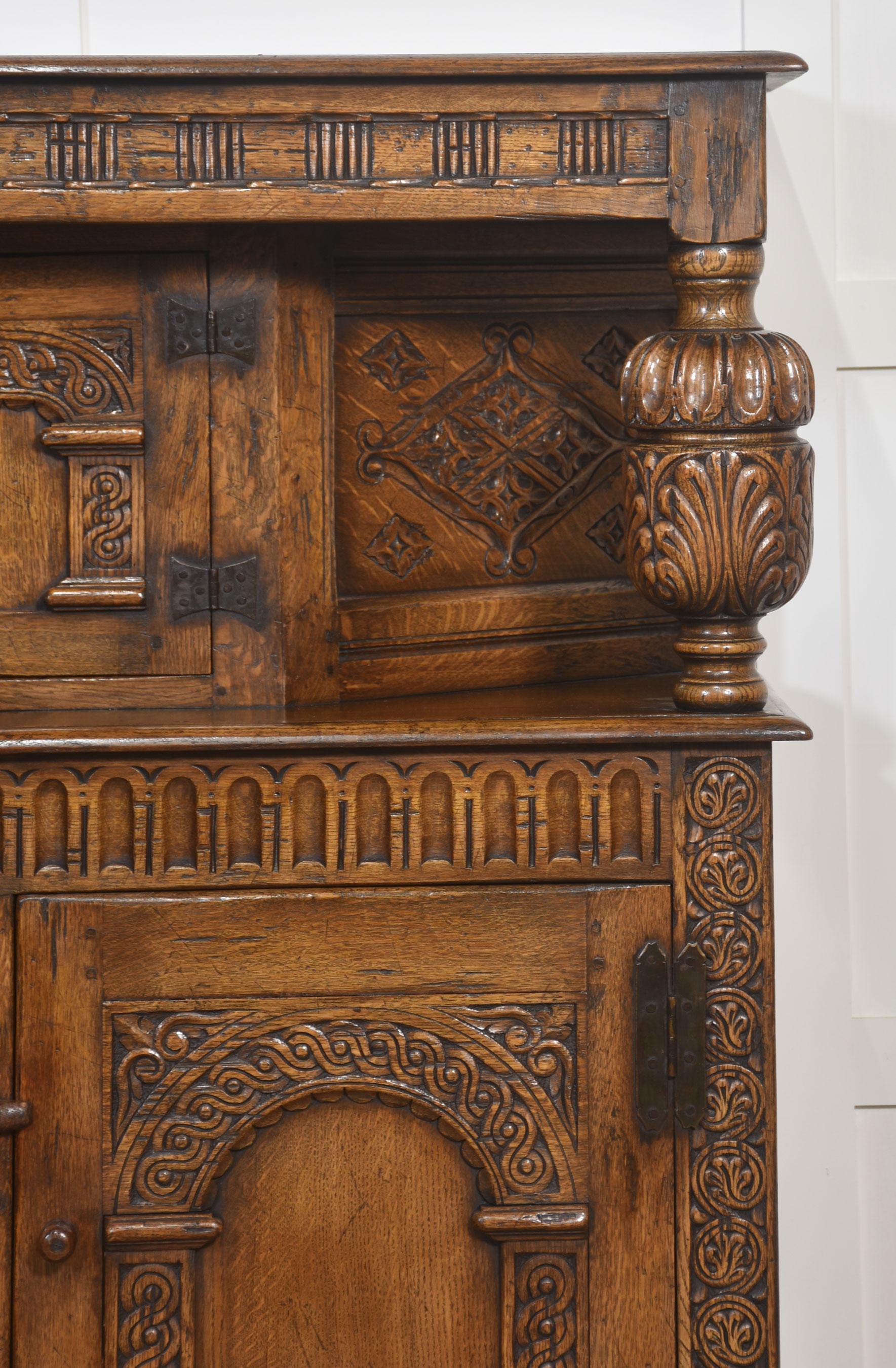 Armoire de cour en chêne sculpté Bon état - En vente à Cheshire, GB
