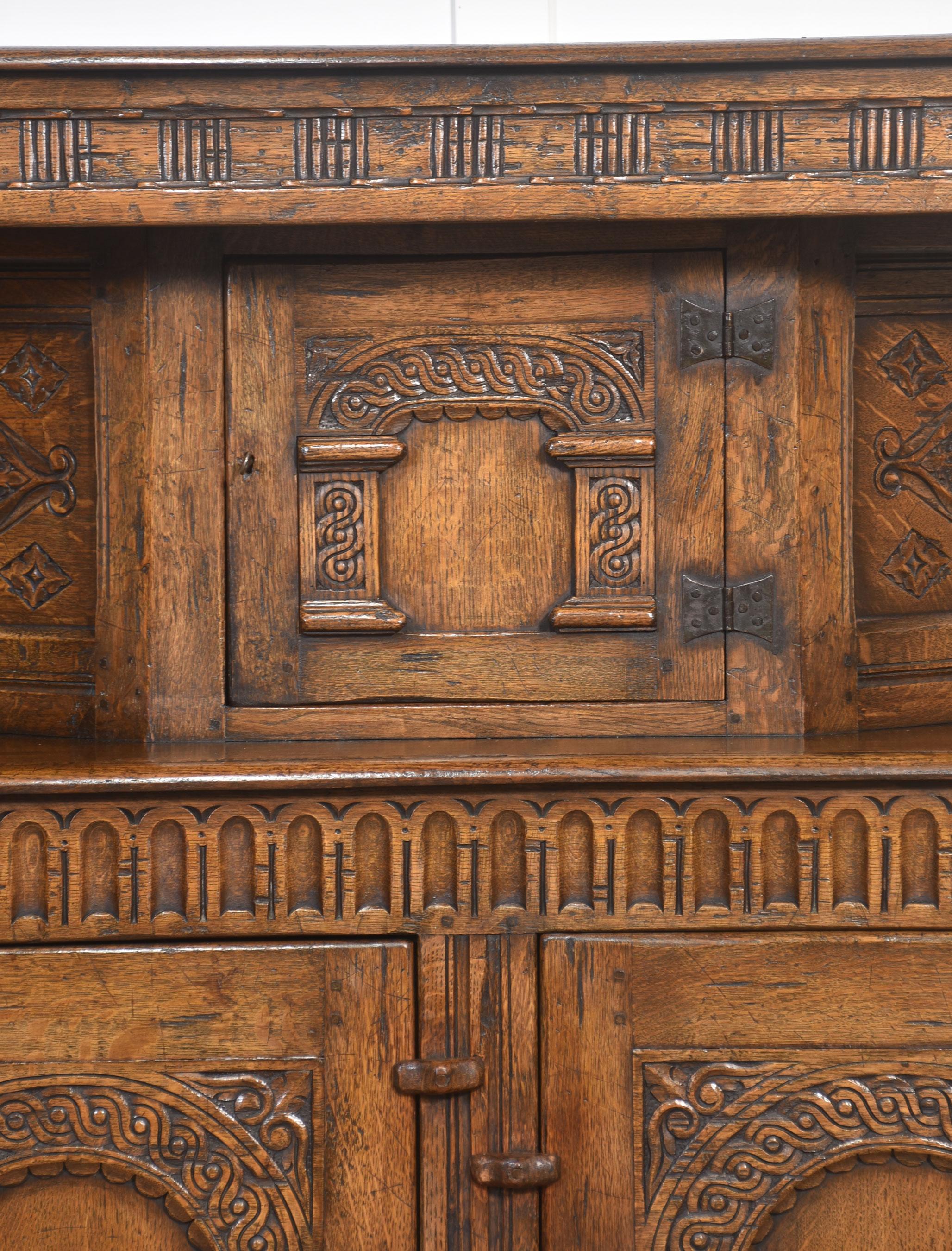 20ième siècle Armoire de cour en chêne sculpté en vente