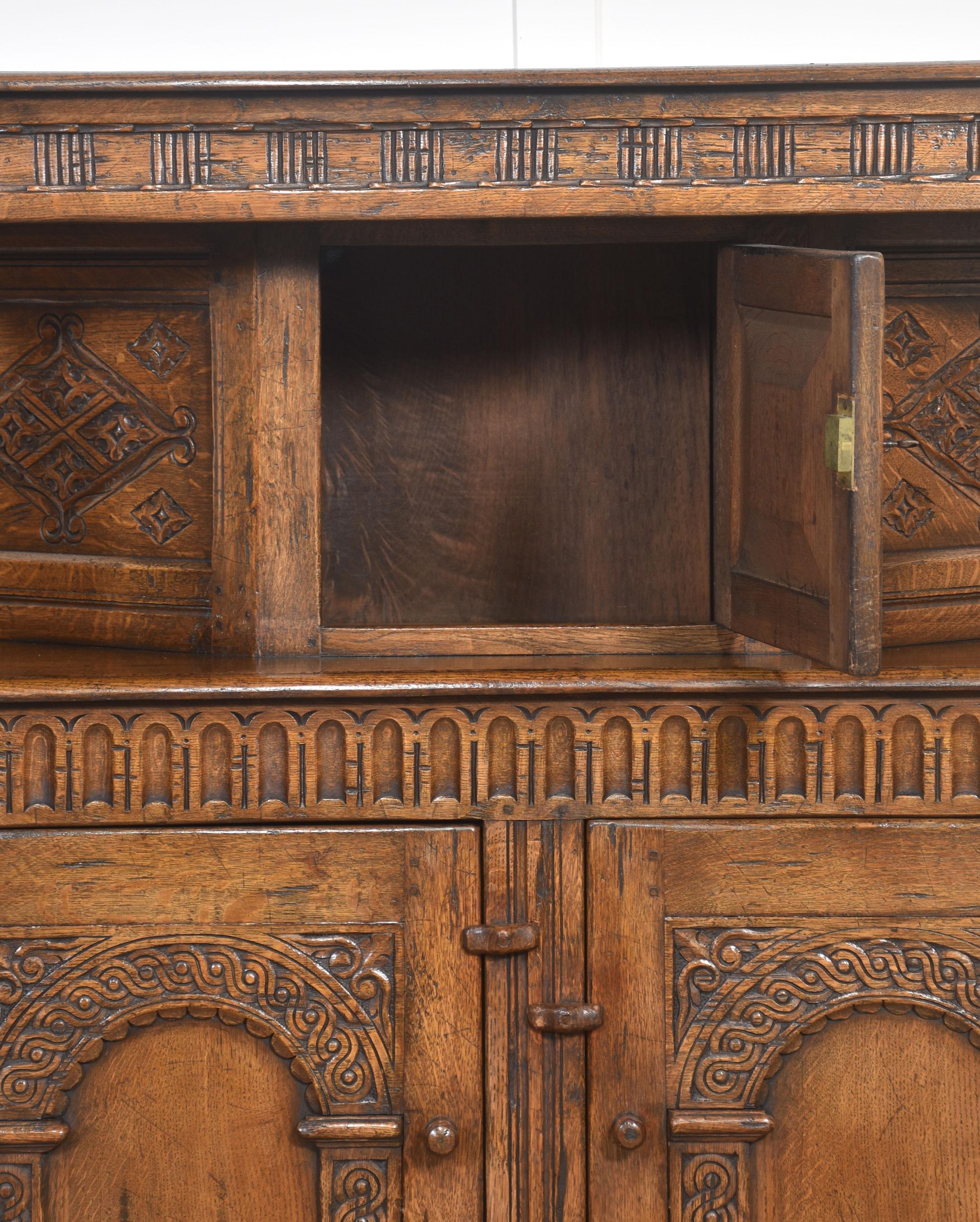 Chêne Armoire de cour en chêne sculpté en vente