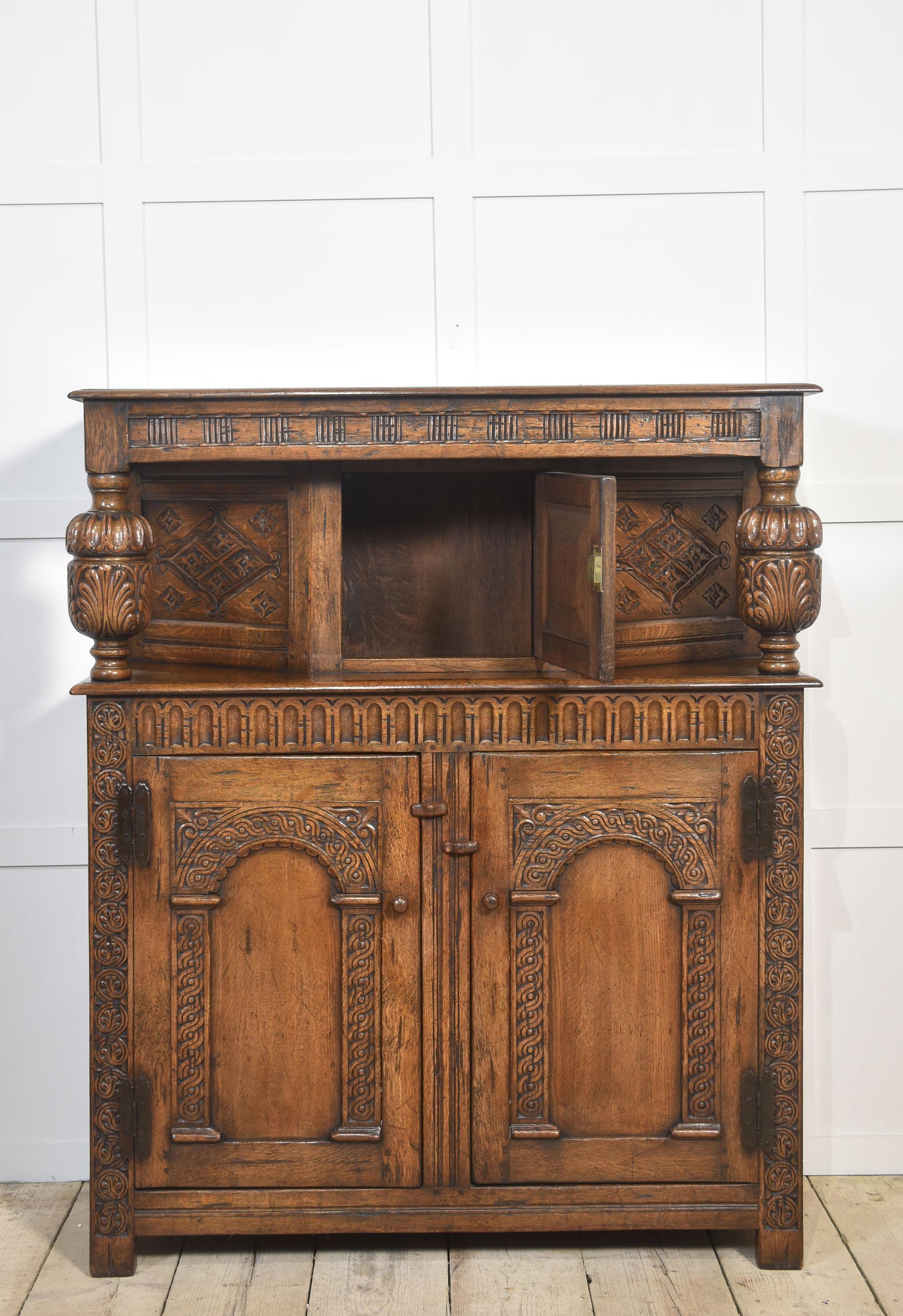 Armoire de cour en chêne sculpté en vente 1