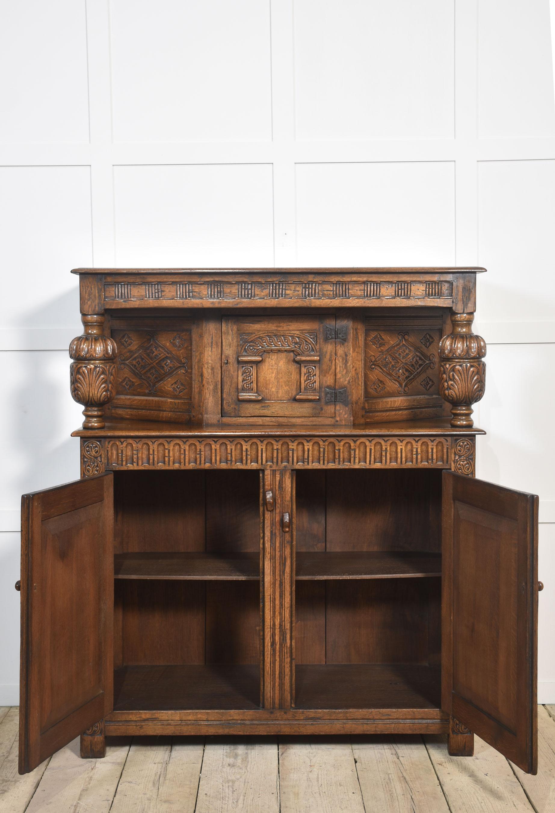 Armoire de cour en chêne sculpté en vente 2