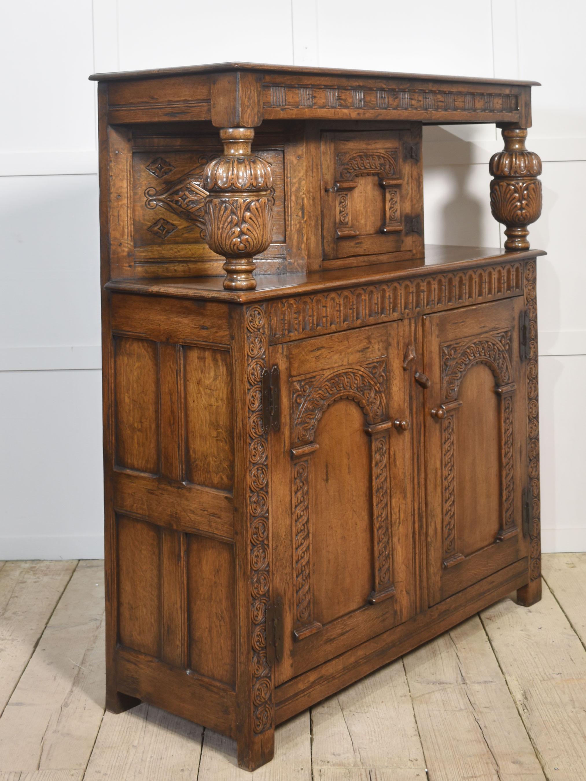 Armoire de cour en chêne sculpté en vente 3