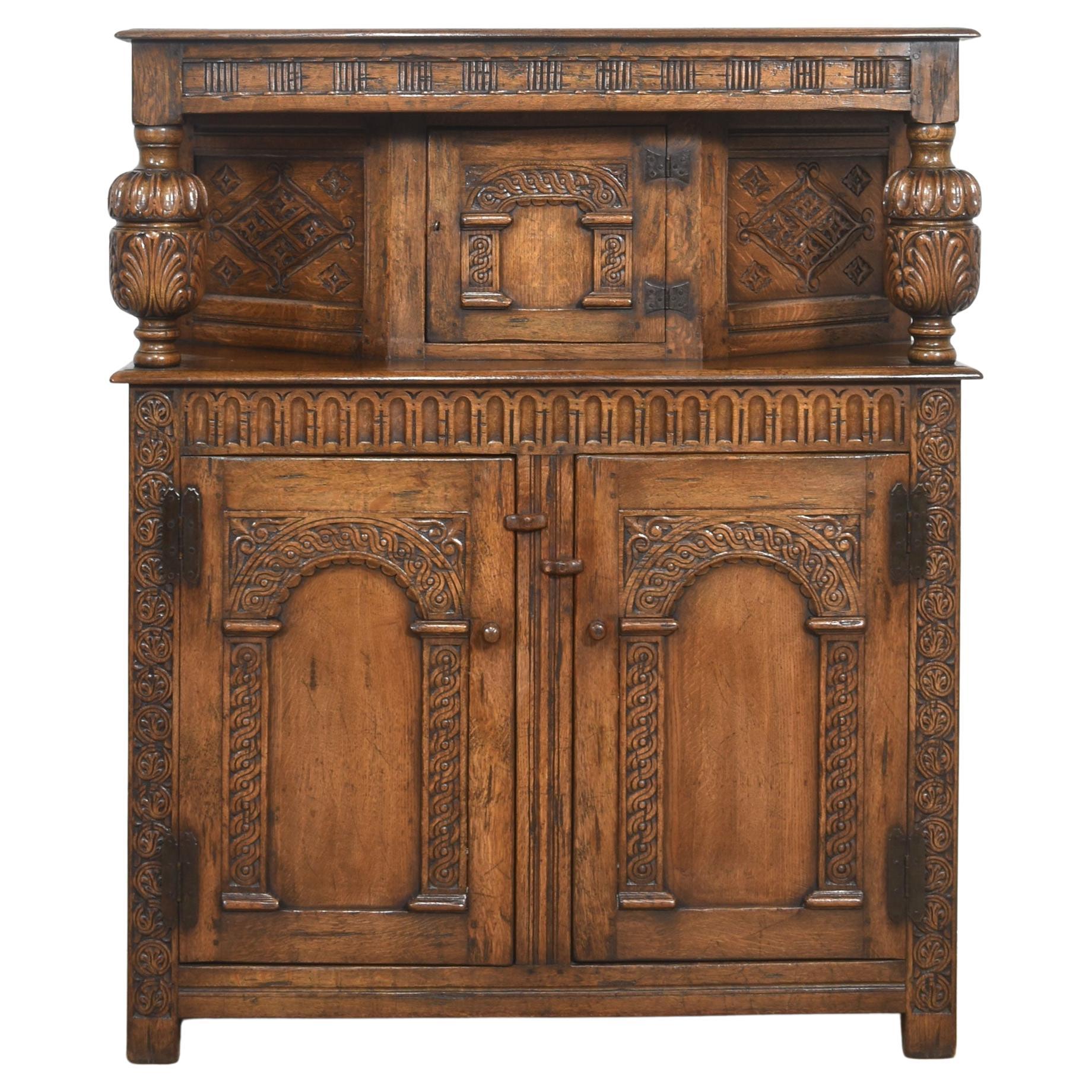 Armoire de cour en chêne sculpté en vente