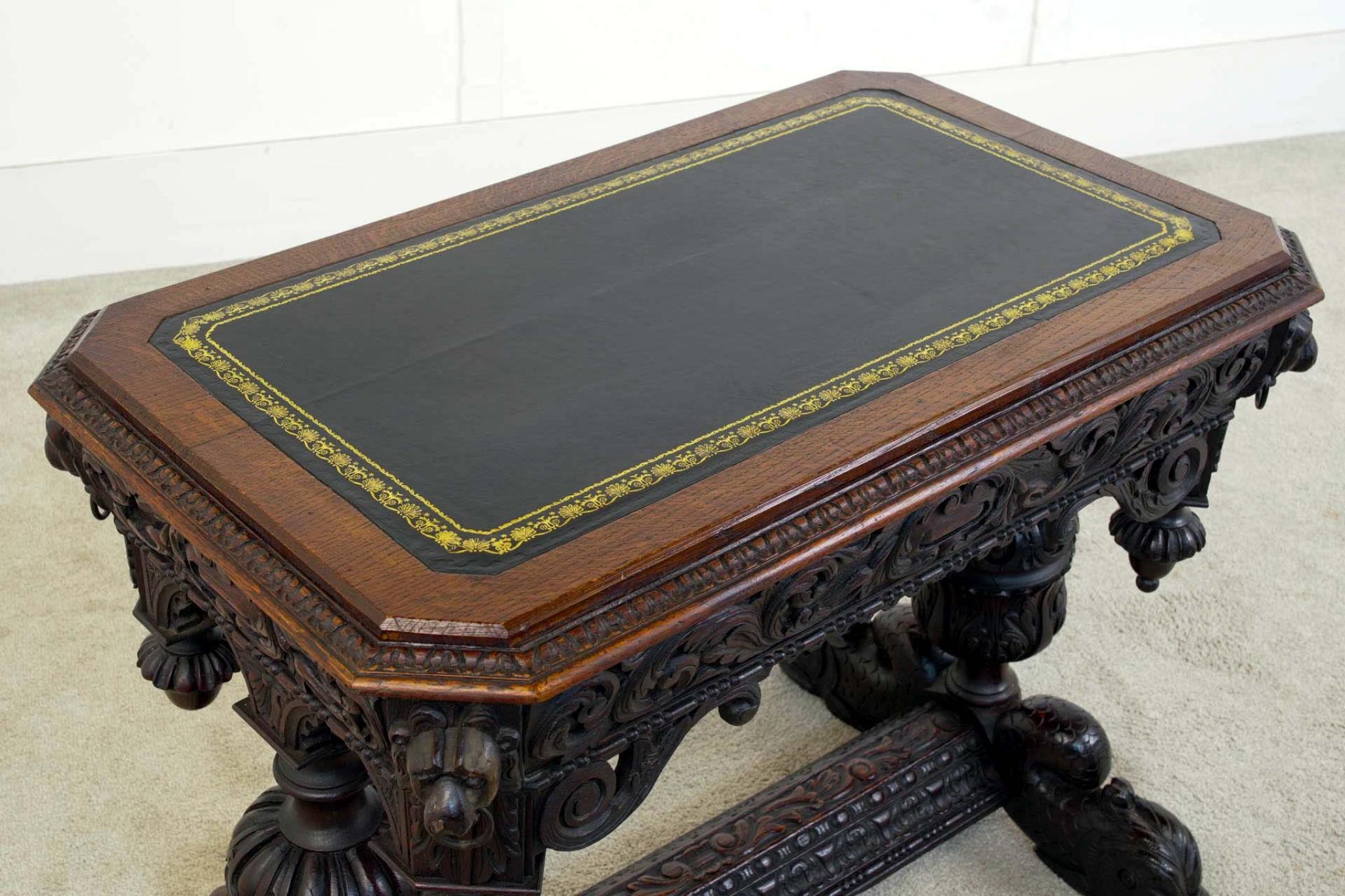 Sie sehen eine charaktervolle Renaissance Revival geschnitzt Eiche Schreibtisch Solche verzierten Details auf dem Schreibtisch einschließlich Meer Schlange Füße Löwenkopf Nase Reifen Griffe
Hat fast ein barockes Aussehen, obwohl dies in der frühen