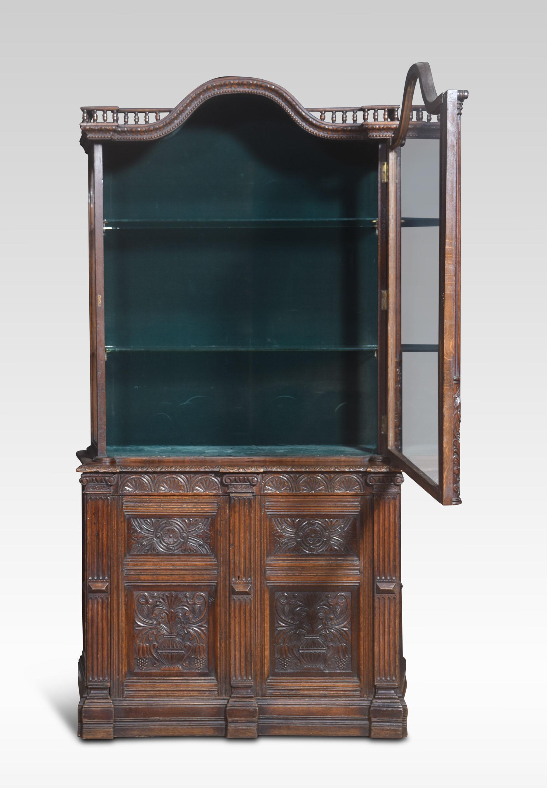 Carved oak display cabinet In Good Condition For Sale In Cheshire, GB