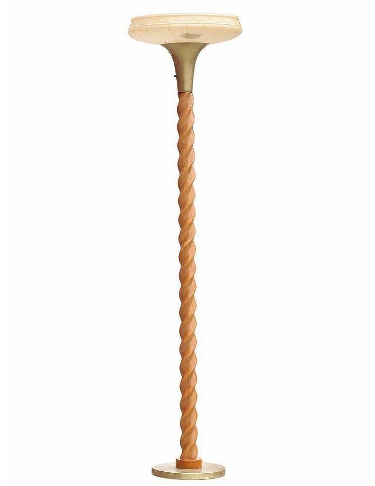 Mid-century era carved oak spiral floor torchiere lamp attributed to Russel Wright features a carved oak spiral connected to a brass base a removable glass shade resting in a brass holder. The lamp takes a standard 120v US standard.

Measurements: