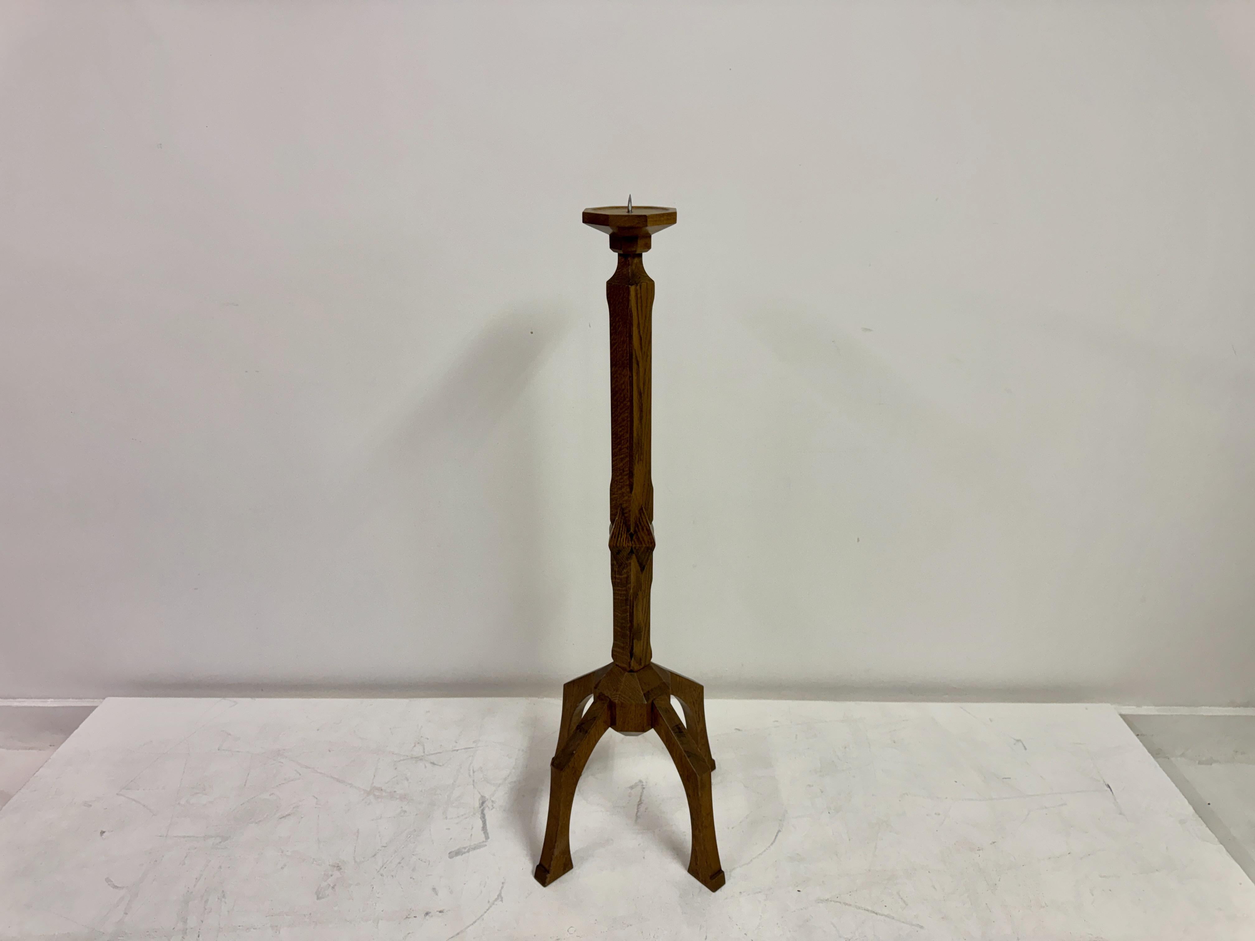 Bougeoir en chêne sculpté à poser sur le sol, début du 20e siècle


Un imposant chandelier en chêne sur pied, probablement continental, début du 20e siècle. Sculpté à la main avec une sensibilité géométrique audacieuse, le design combine l'influence