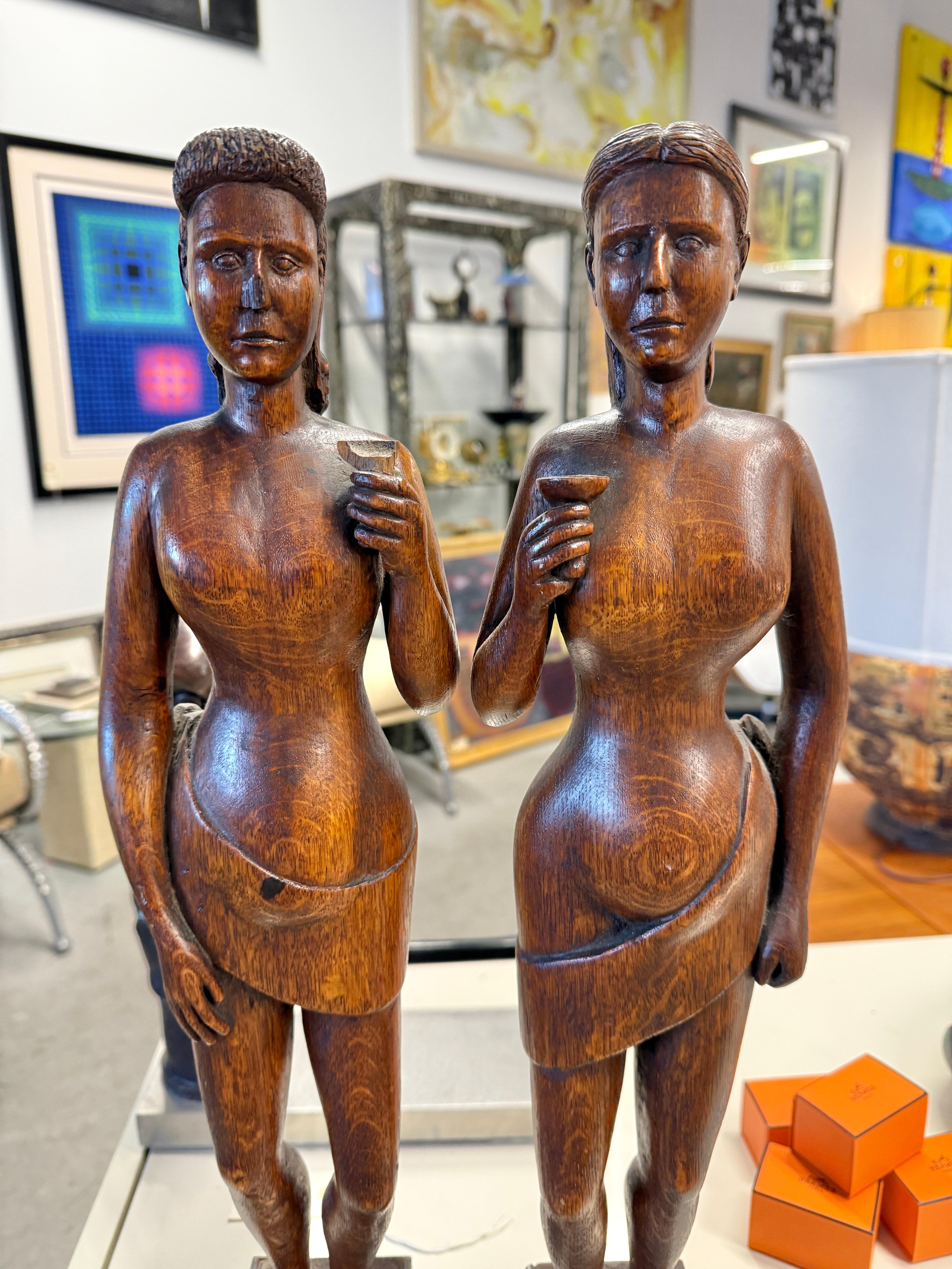 Una splendida coppia di figure artistiche popolari in quercia intagliata del XIX secolo, montate su supporti in ferro più recenti. Probabilmente sono inglesi o forse americani. Splendidamente scolpita e resa. Sono gravi alcune perdite che ho