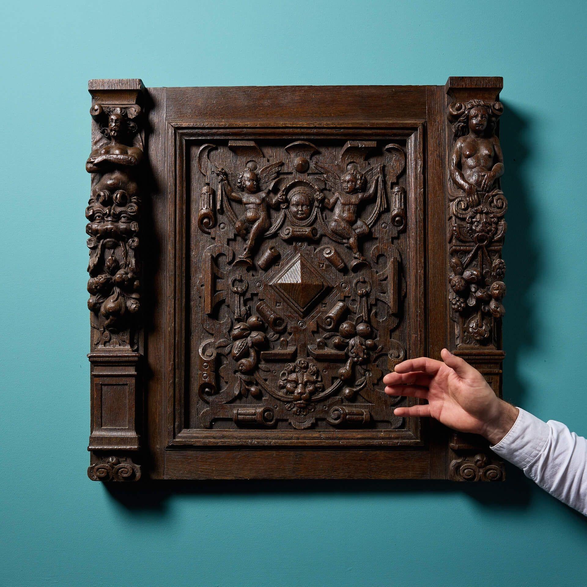 Antiguo panel georgiano de roble tallado, recuperado de Silwood Park, Ascot.

Con Cariátides y Putti, este panel presenta tallas ornamentadas en un diseño intrigante.

Este panel, que data de hacia 1780, tiene un bonito aspecto desgastado por el