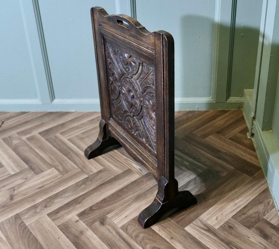 Écran de cheminée en chêne sculpté de style gothique 

Ce paravent robuste comporte un panneau sculpté dans un cadre en chêne.
L'écran est en bon état et présente une belle patine. 
L'écran mesure 24