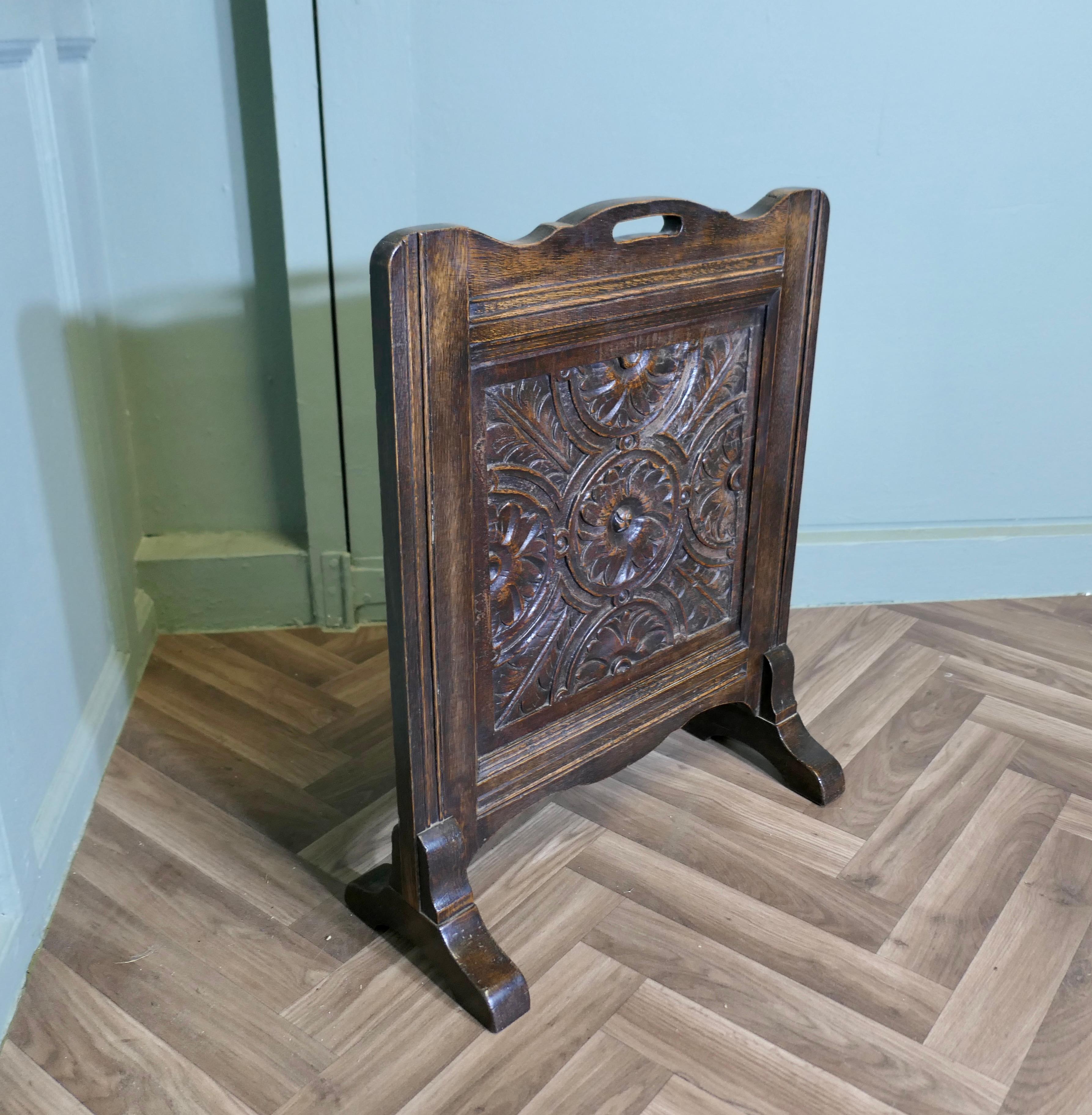 Gothique Écran de cheminée en chêne sculpté de style gothique en vente
