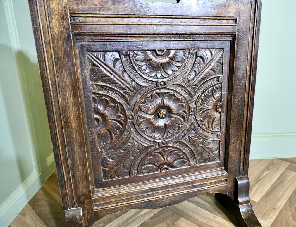 Écran de cheminée en chêne sculpté de style gothique Bon état - En vente à Godshill, Isle of Wight