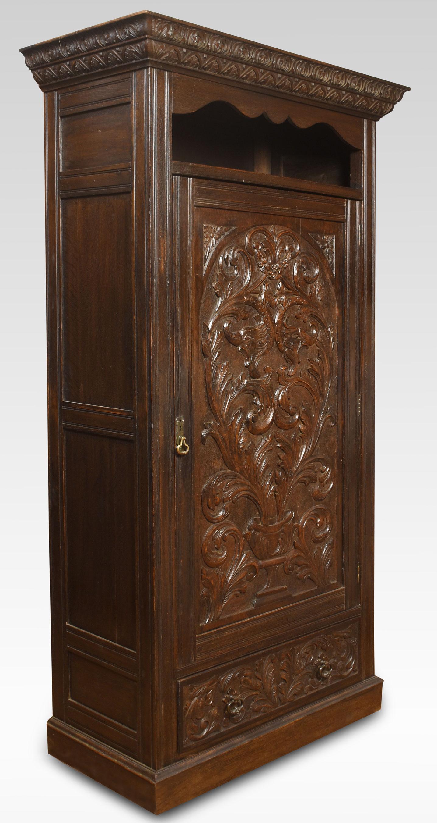 Carved Oak Hall Robe In Good Condition For Sale In Cheshire, GB