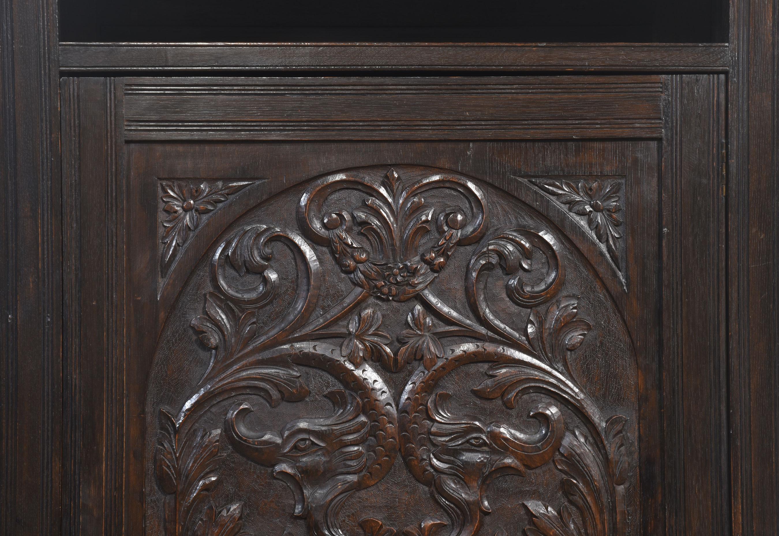 Carved oak hall robe In Good Condition For Sale In Cheshire, GB