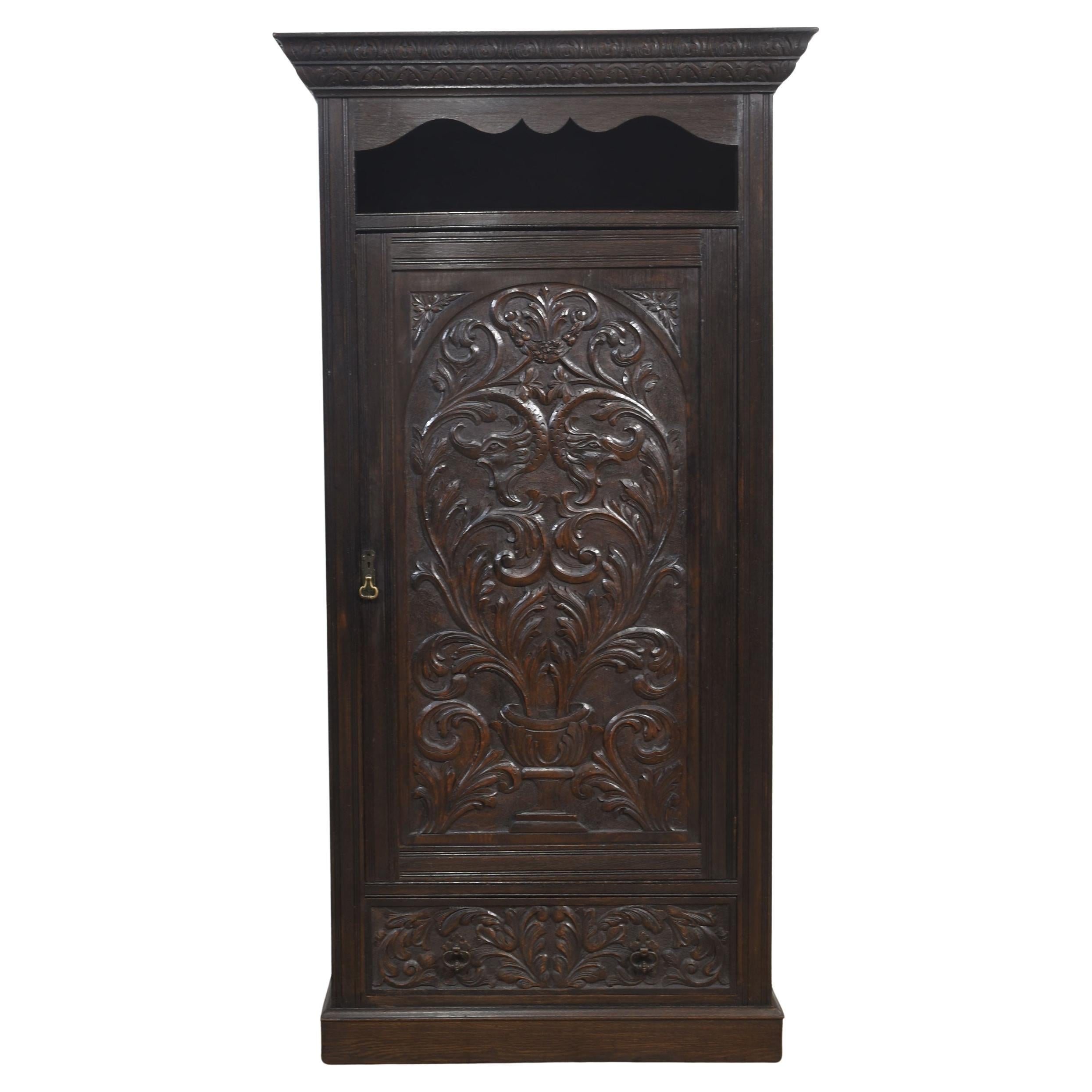Robe de chambre en chêne sculpté