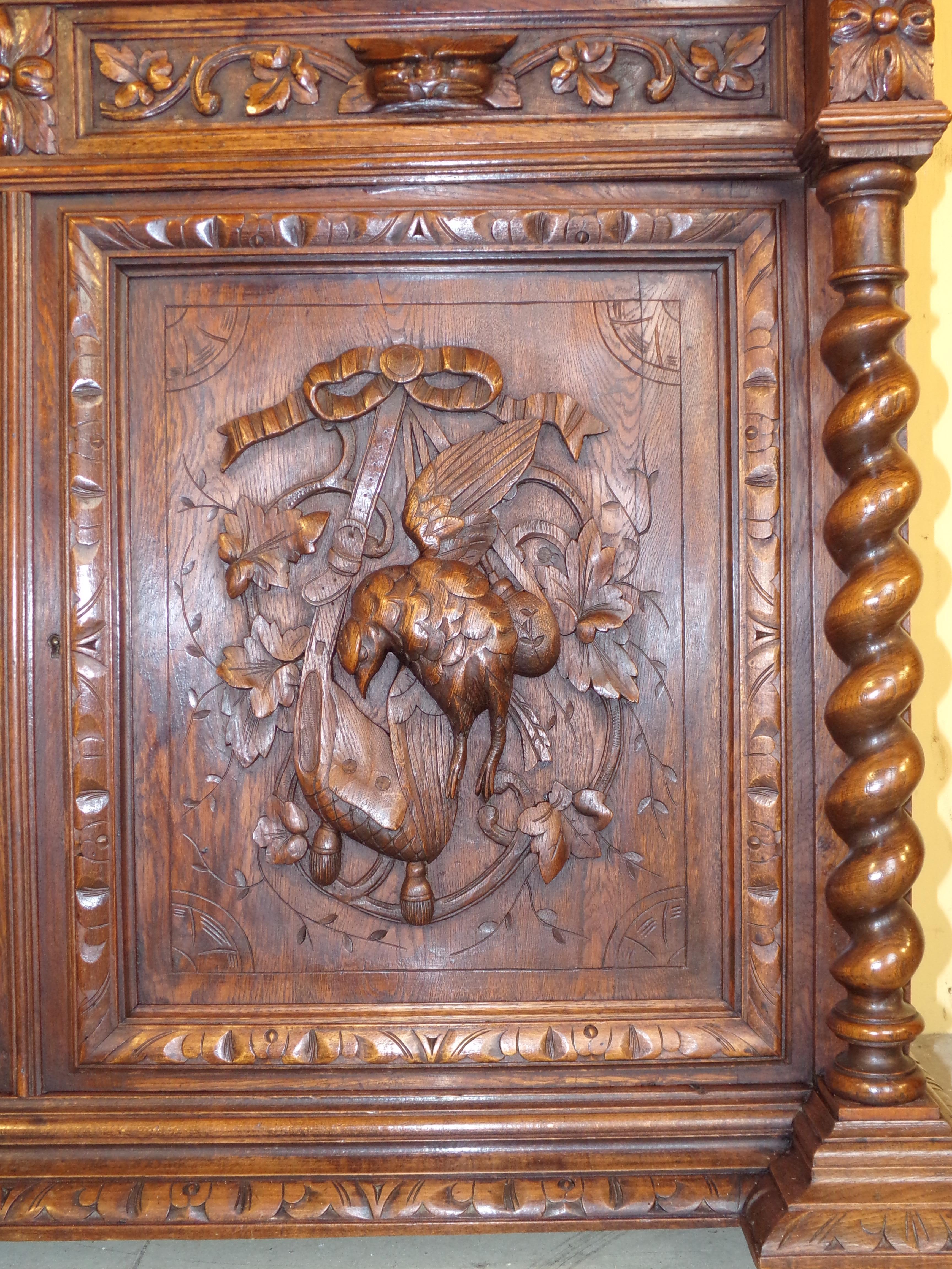 Carved Oak Hunts Bookcase Gun Cupboard, circa 1880 In Good Condition For Sale In London, GB