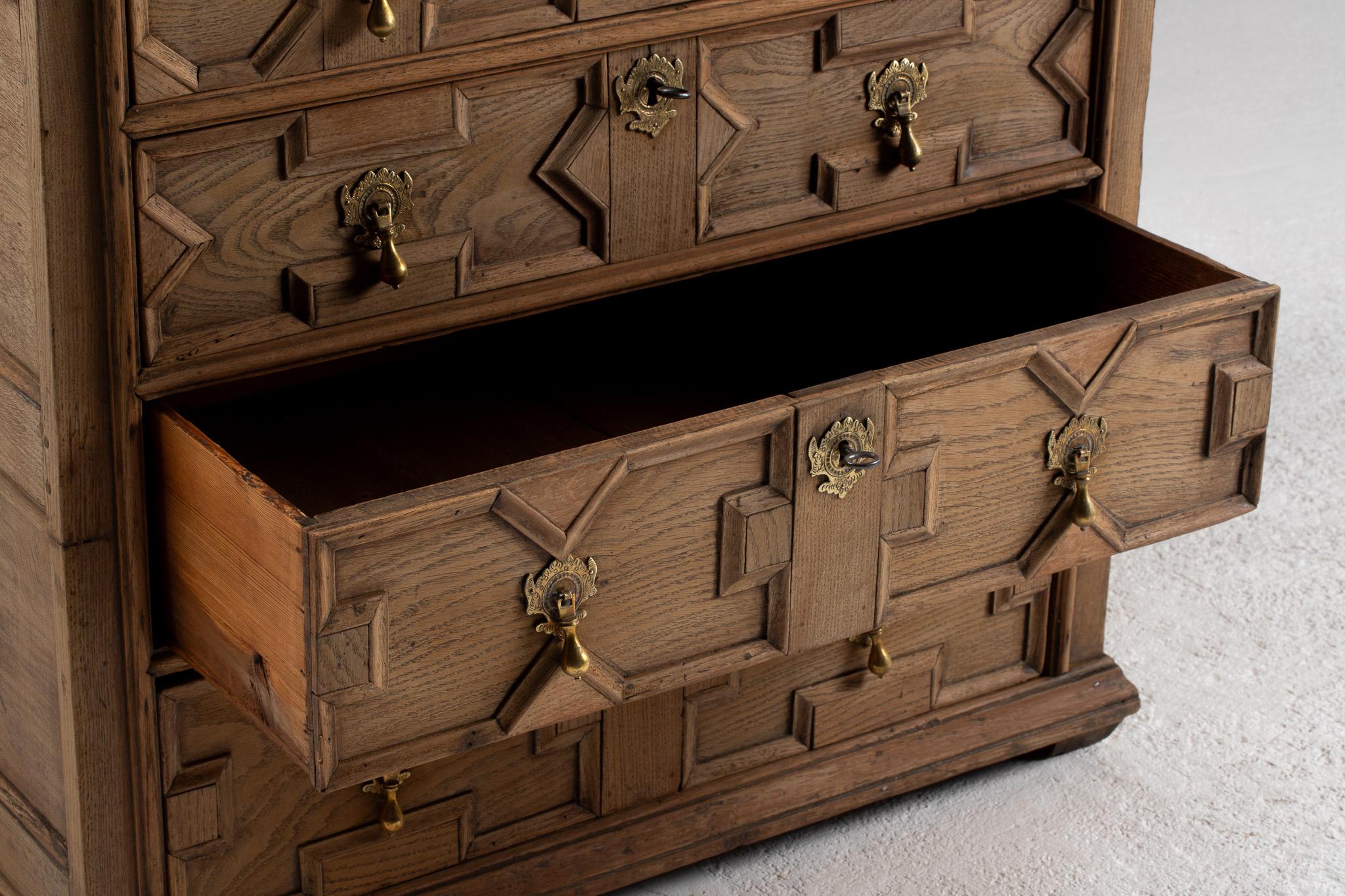 Carved Oak Jacobean Revival Chest of Drawers, English, 19th Century In Good Condition For Sale In Kaštel Sućurac, Splitsko-dalmatinska županija
