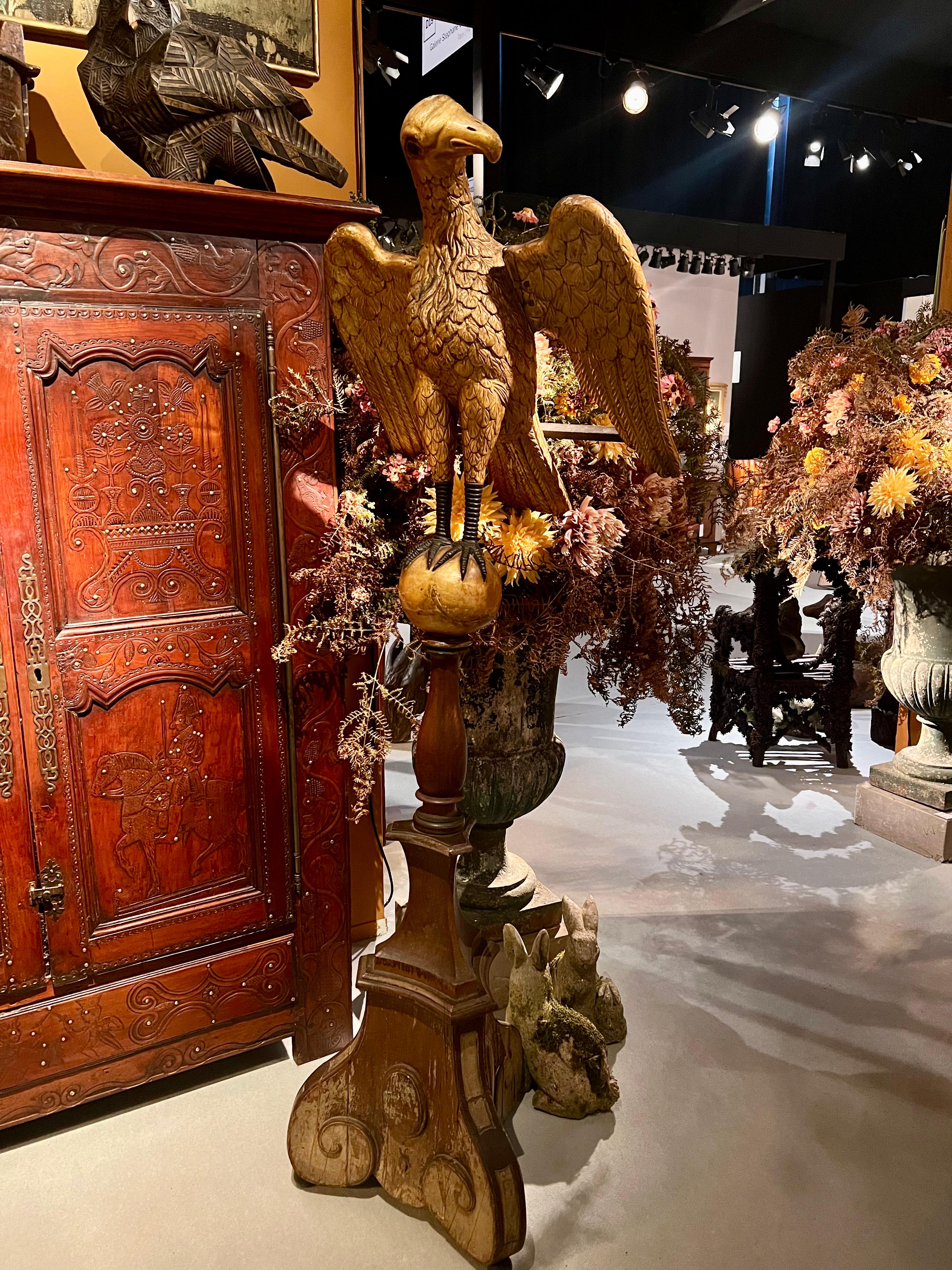 Other Carved oak lectern with eagle covered in gold leaf For Sale