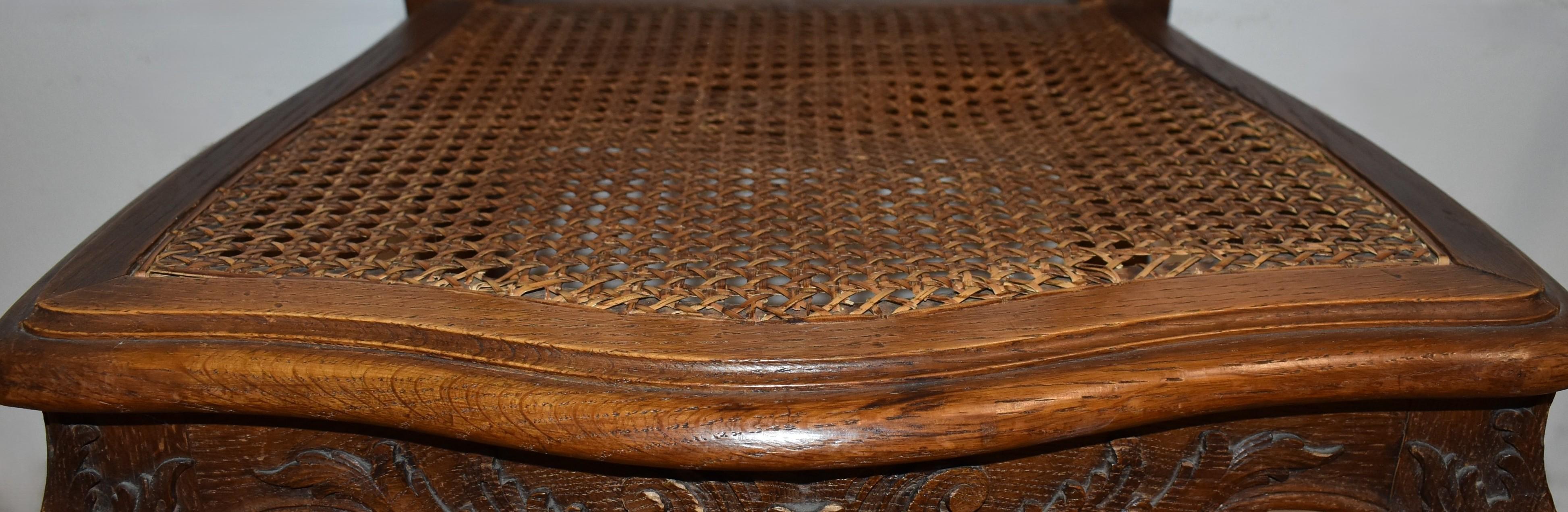 Carved Oak Louis XV Dining Room Table and Chairs, Seven Piece Set, circa 1890 in vendita 7