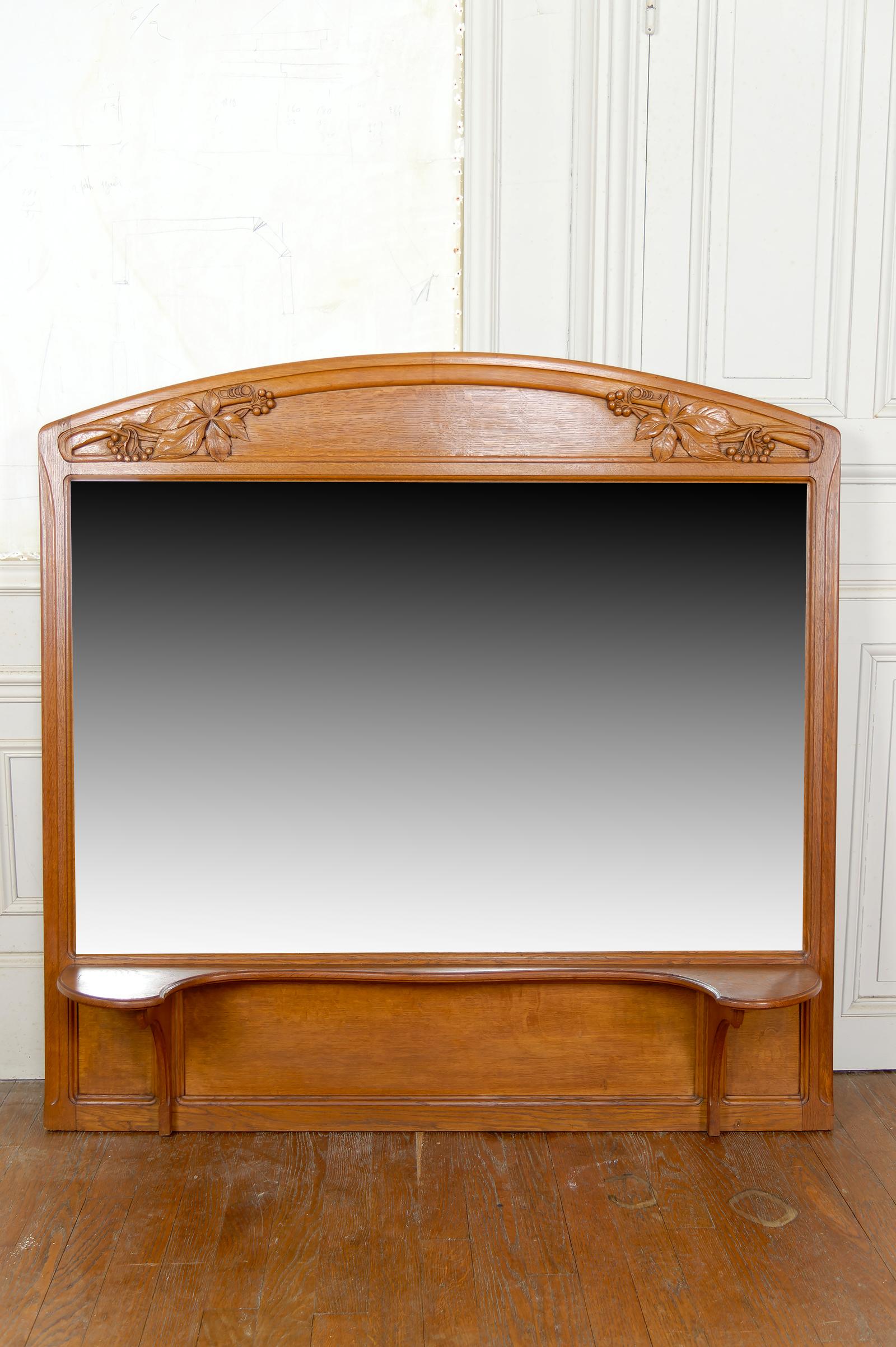 Specchio in Oak intagliato sul tema della vite, di Gauthier-Poinsignon, Art Nouveau, Scuola di Nancy, Francia, CIRCA 1910.

Siamo onorati di presentare un eccezionale pezzo di arredamento di carattere: un grande specchio/trumeau in rovere massiccio