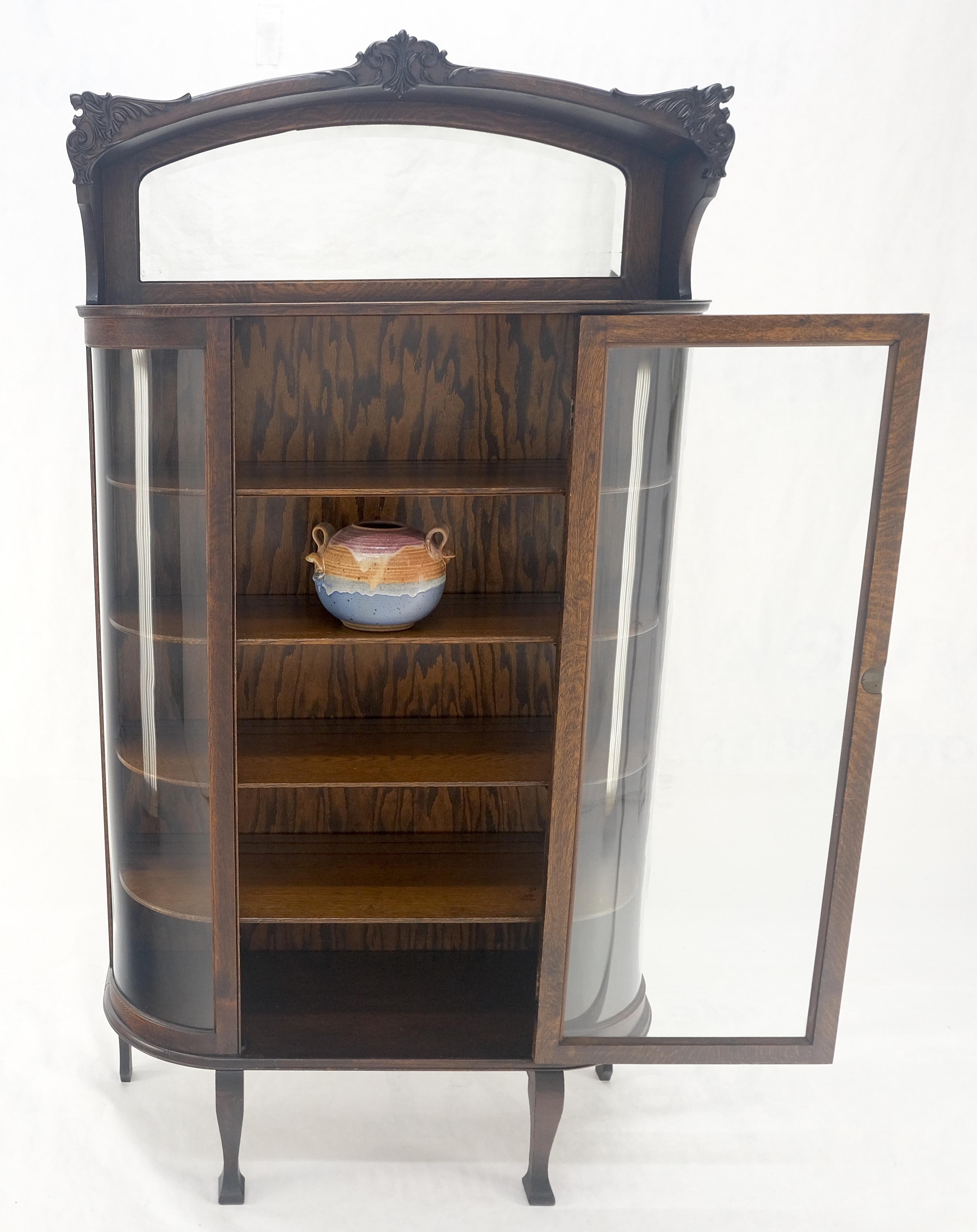 Mobile vetrina Curio in Oak intagliato e specchiato (a) Gallery Top curvo in vetro in vendita 3