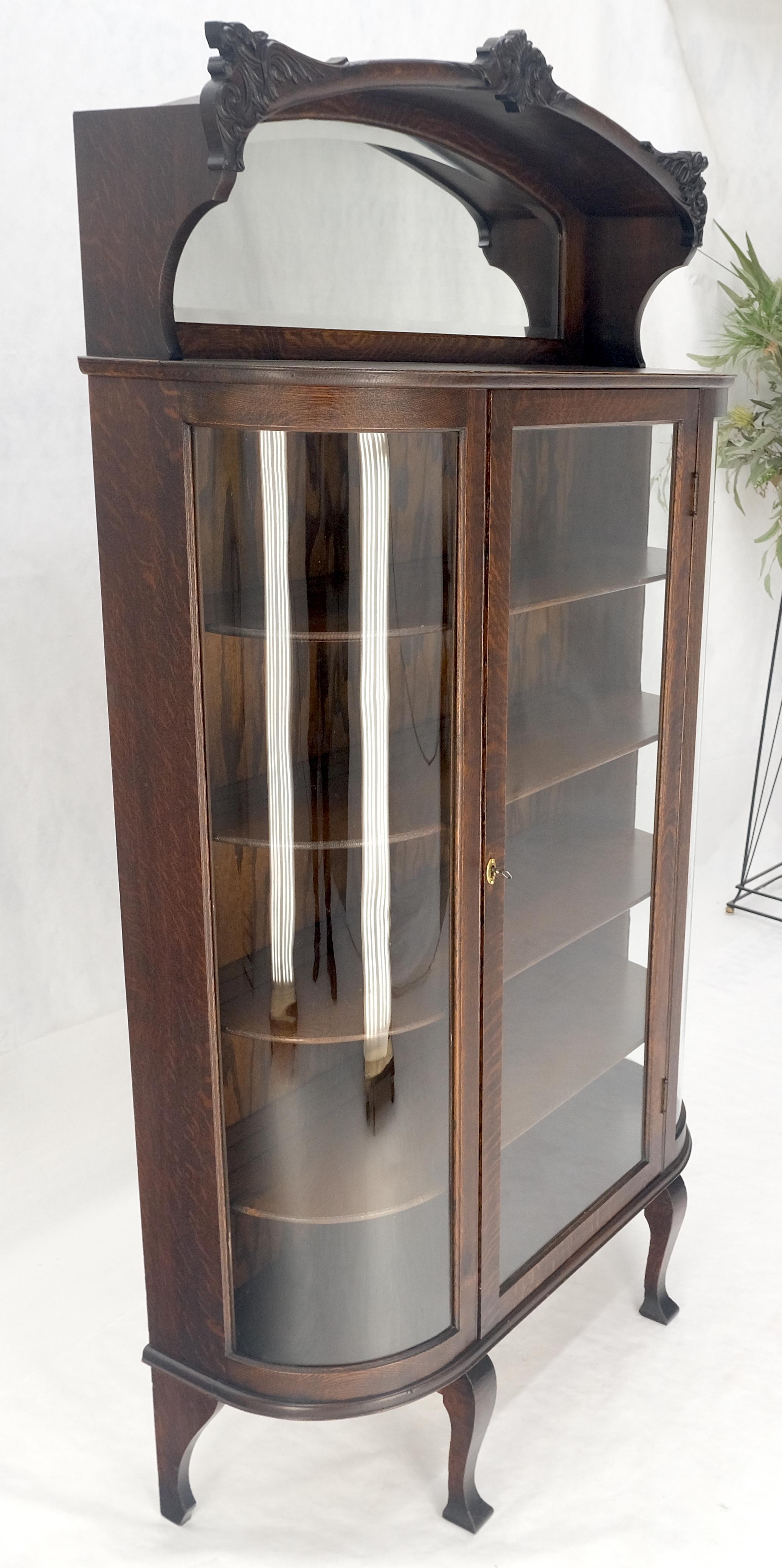 Mobile vetrina Curio in Oak intagliato e specchiato (a) Gallery Top curvo in vetro in vendita 6