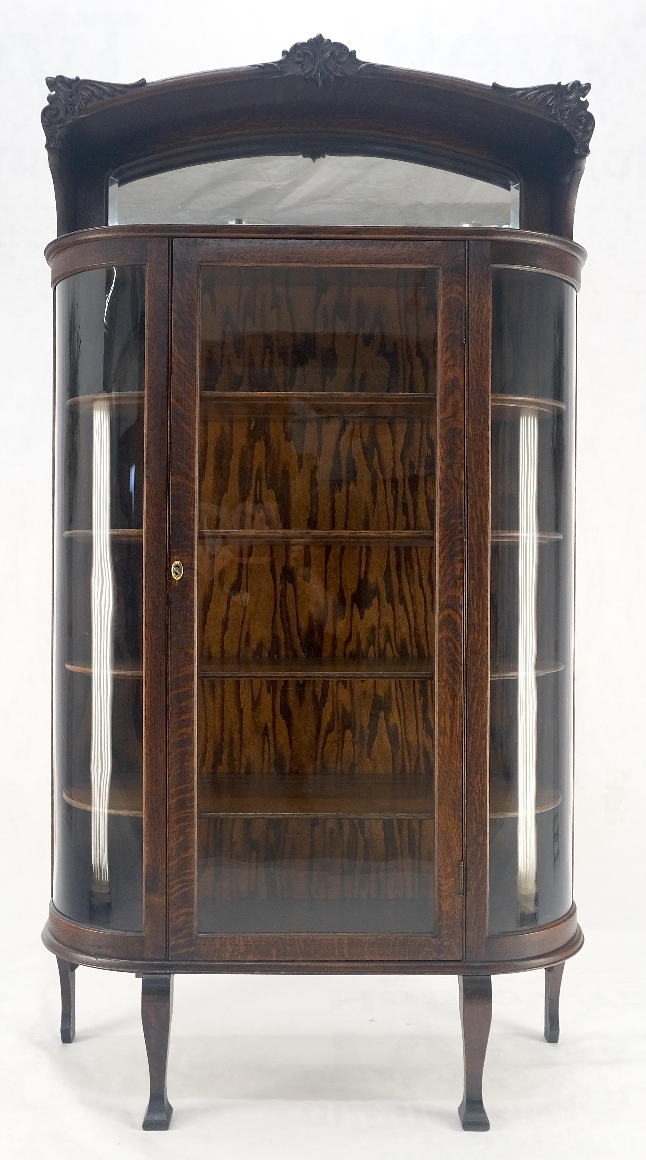 Mobile vetrina Curio in Oak intagliato e specchiato (a) Gallery Top curvo in vetro in vendita 8