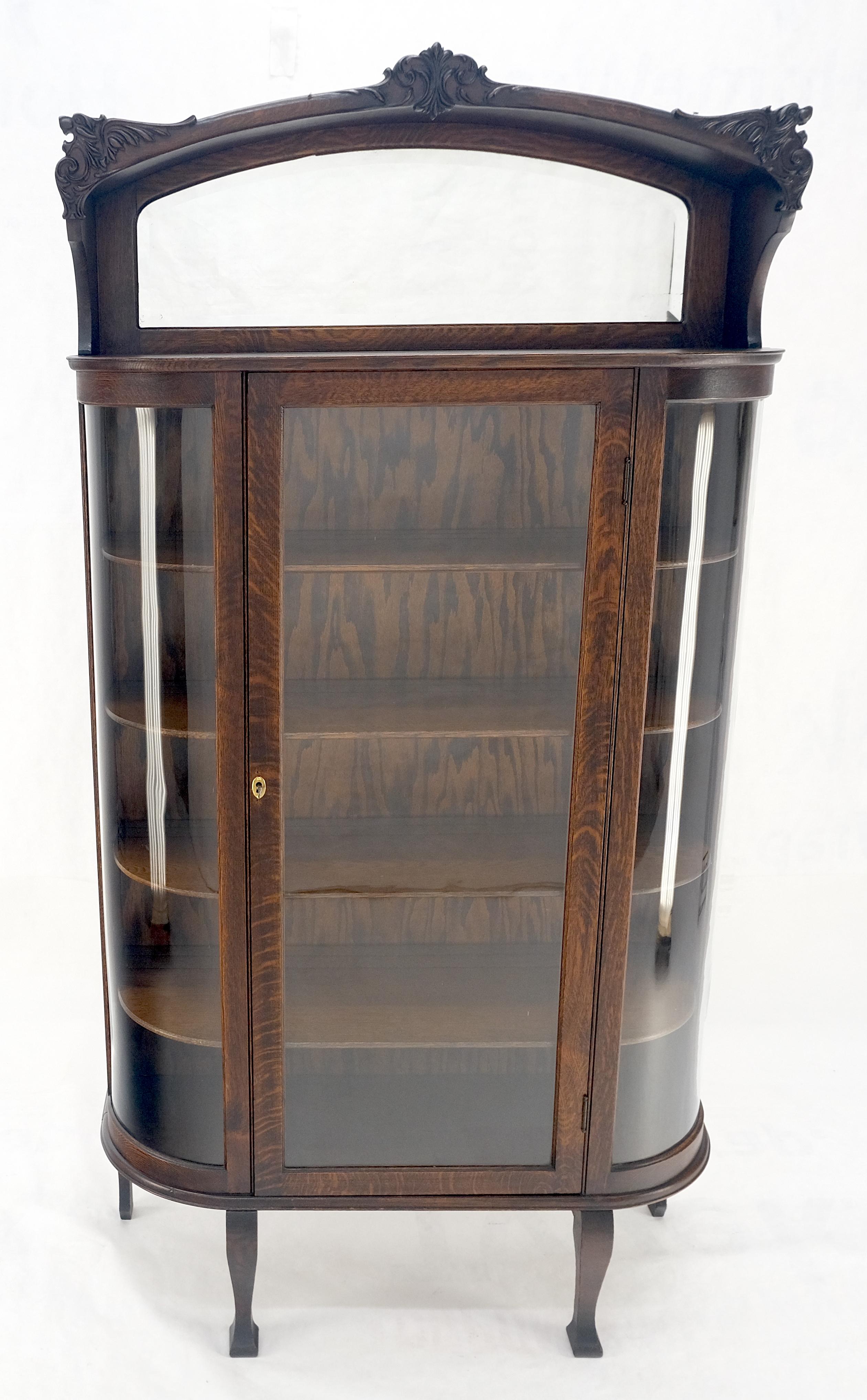 Stile impero americano Mobile vetrina Curio in Oak intagliato e specchiato (a) Gallery Top curvo in vetro in vendita