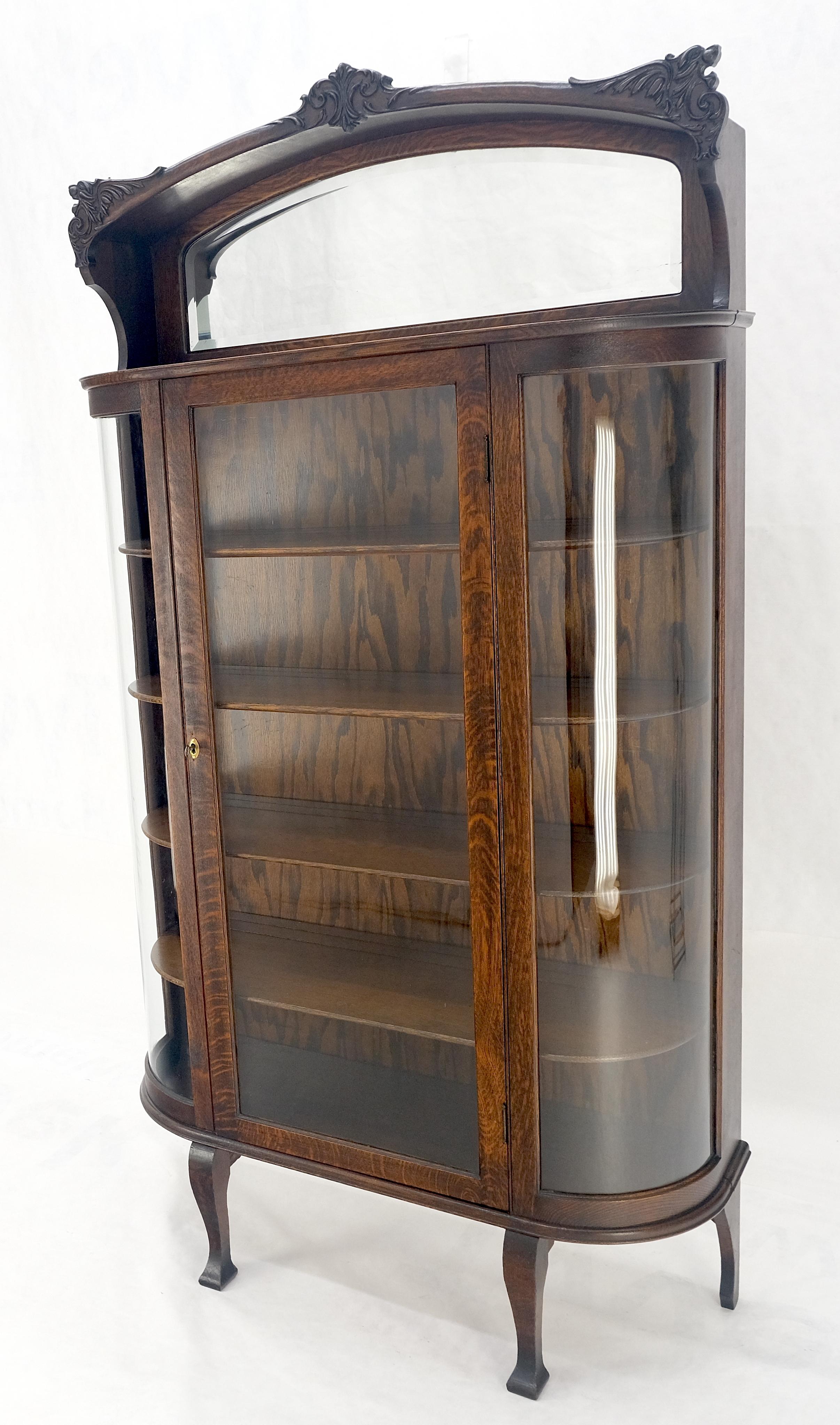Specchio Mobile vetrina Curio in Oak intagliato e specchiato (a) Gallery Top curvo in vetro in vendita